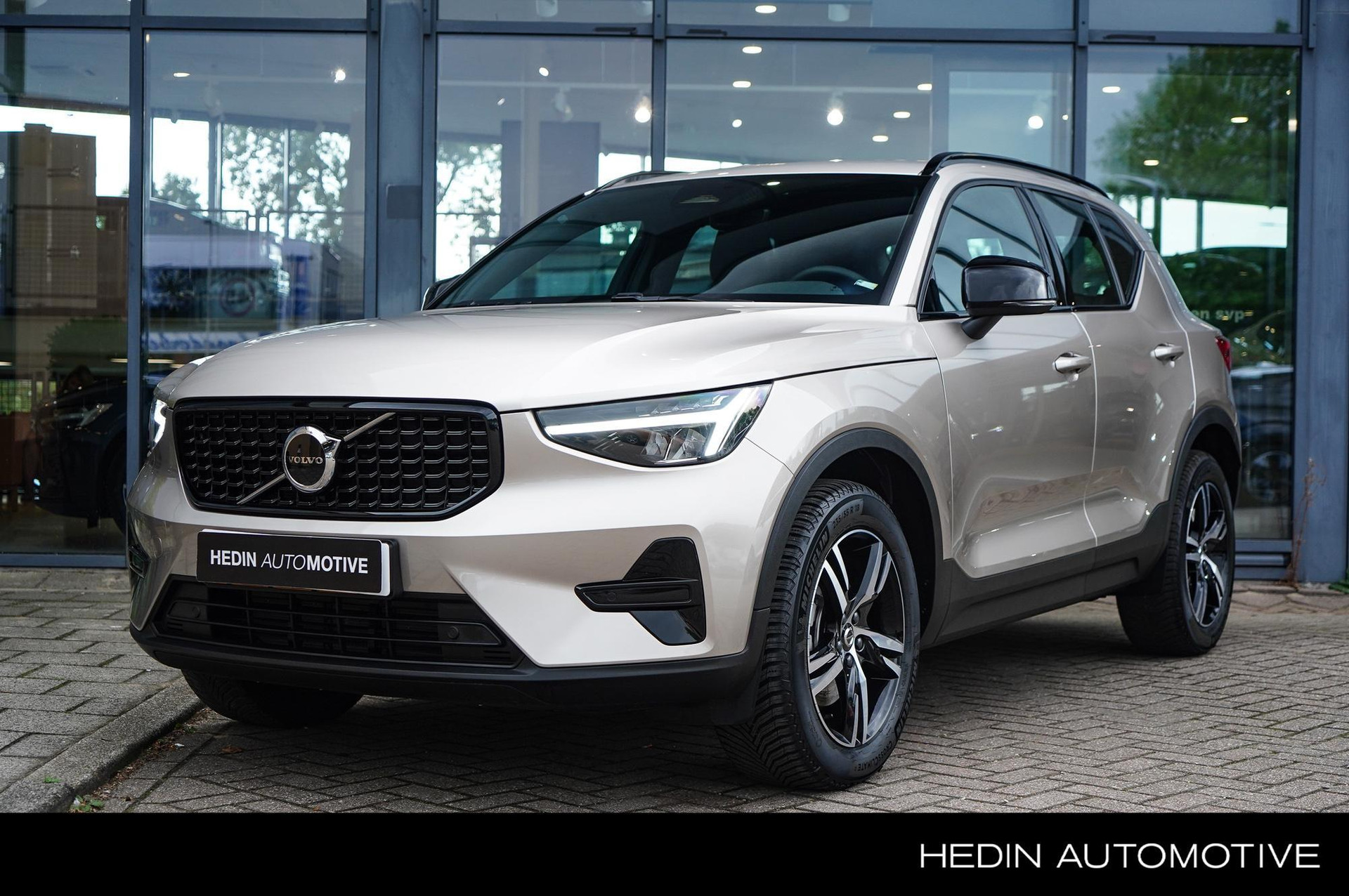 Volvo XC40 2.0 B4 Plus Dark 2000 KG trekgewicht! | Trekhaak | Power Seats elektrisch verstelbaar | Harman / Kardon Audio | Adaptive Cruise Control | Google Services | Parkeercamera | Stoel + Stuurverwarming | Elektrische achterklep