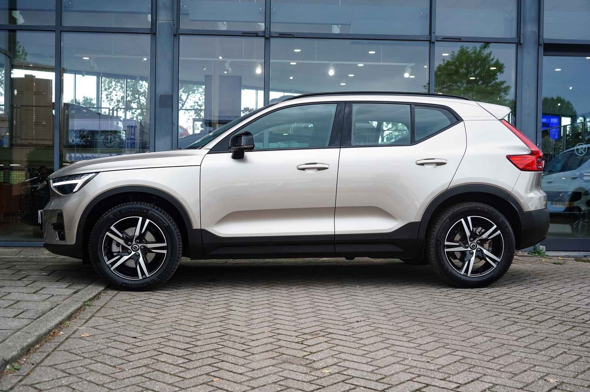 Volvo XC40 2.0 B4 Plus Dark 2000 KG trekgewicht! | Trekhaak | Power Seats elektrisch verstelbaar | Harman / Kardon Audio | Adaptive Cruise Control | Google Services | Parkeercamera | Stoel + Stuurverwarming | Elektrische achterklep - 7/29