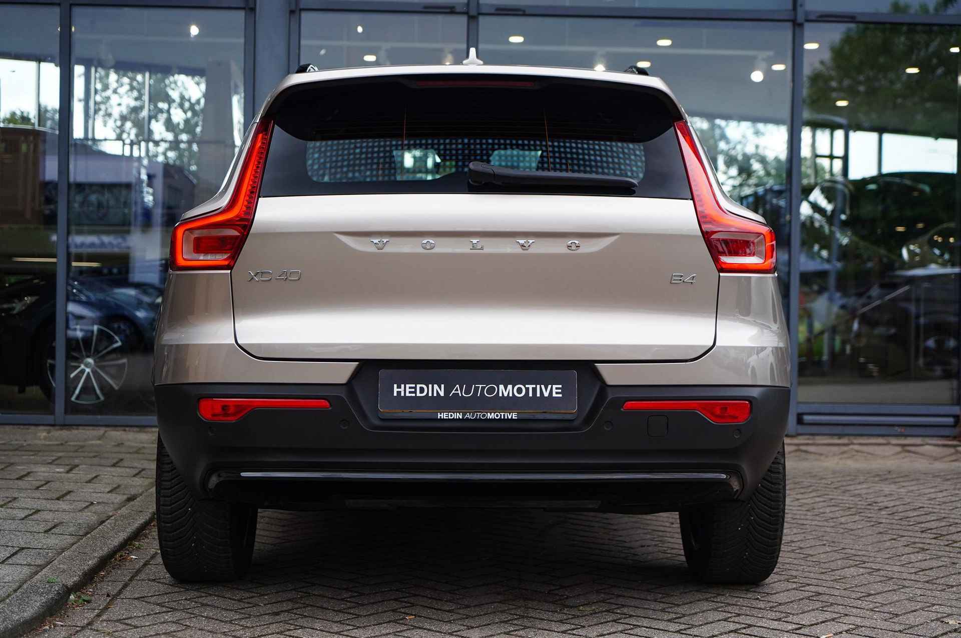 Volvo XC40 2.0 B4 Plus Dark 2000 KG trekgewicht! | Trekhaak | Power Seats elektrisch verstelbaar | Harman / Kardon Audio | Adaptive Cruise Control | Google Services | Parkeercamera | Stoel + Stuurverwarming | Elektrische achterklep - 8/29