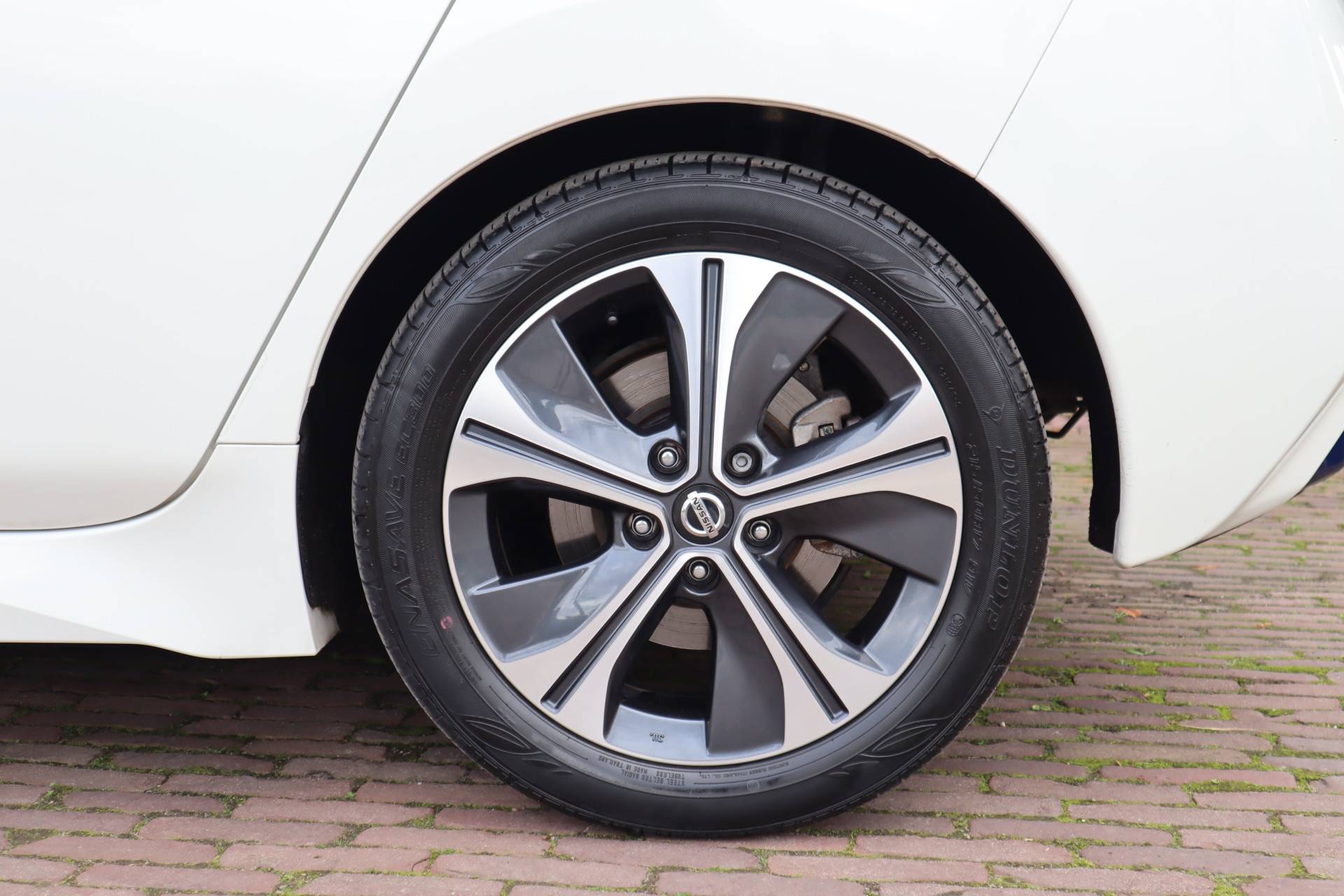 Nissan Leaf Tekna 40 kWh | 360 Camera | Parelmoer | Lederen Bekleding | Apple Carplay | Zwart Dak - 27/46