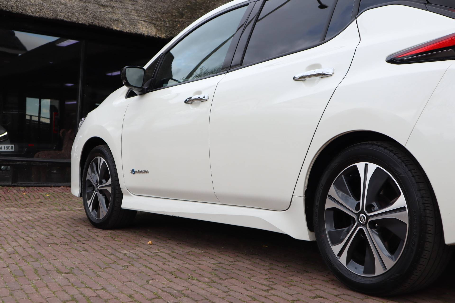 Nissan Leaf Tekna 40 kWh | 360 Camera | Parelmoer | Lederen Bekleding | Apple Carplay | Zwart Dak - 28/46