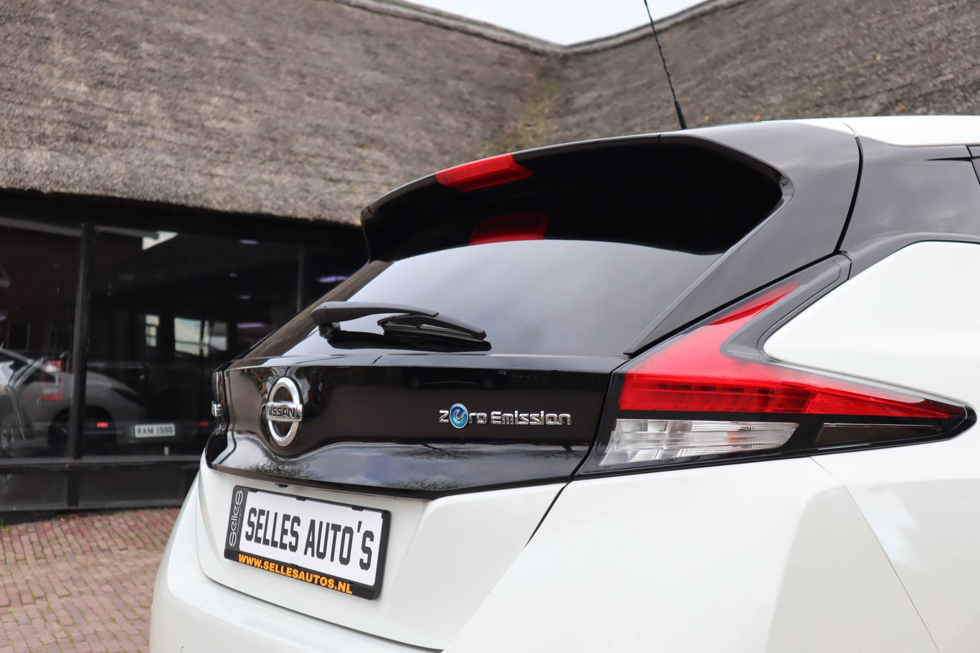 Nissan Leaf Tekna 40 kWh | 360 Camera | Parelmoer | Lederen Bekleding | Apple Carplay | Zwart Dak - 30/46