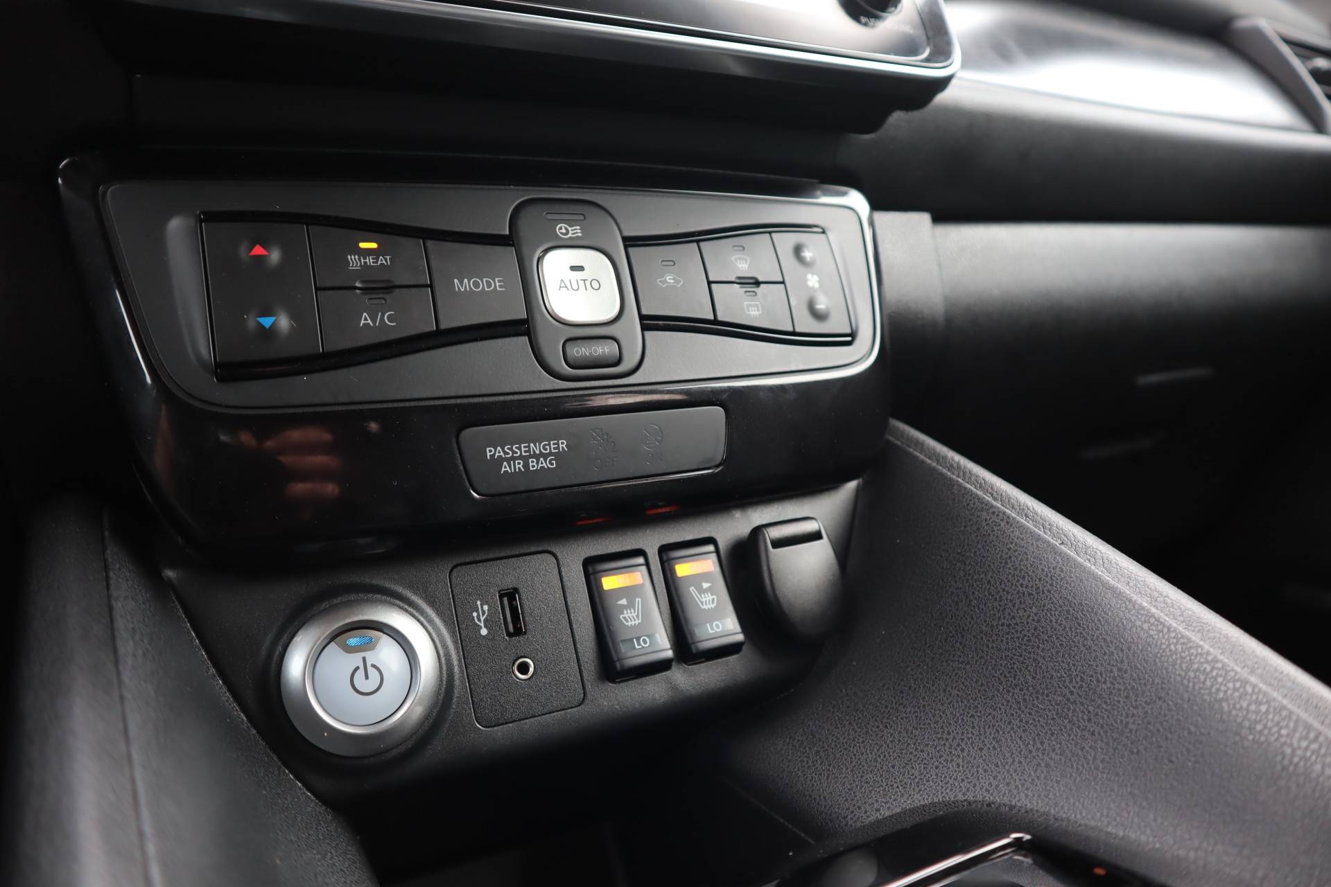 Nissan Leaf Tekna 40 kWh | 360 Camera | Parelmoer | Lederen Bekleding | Apple Carplay | Zwart Dak - 41/46