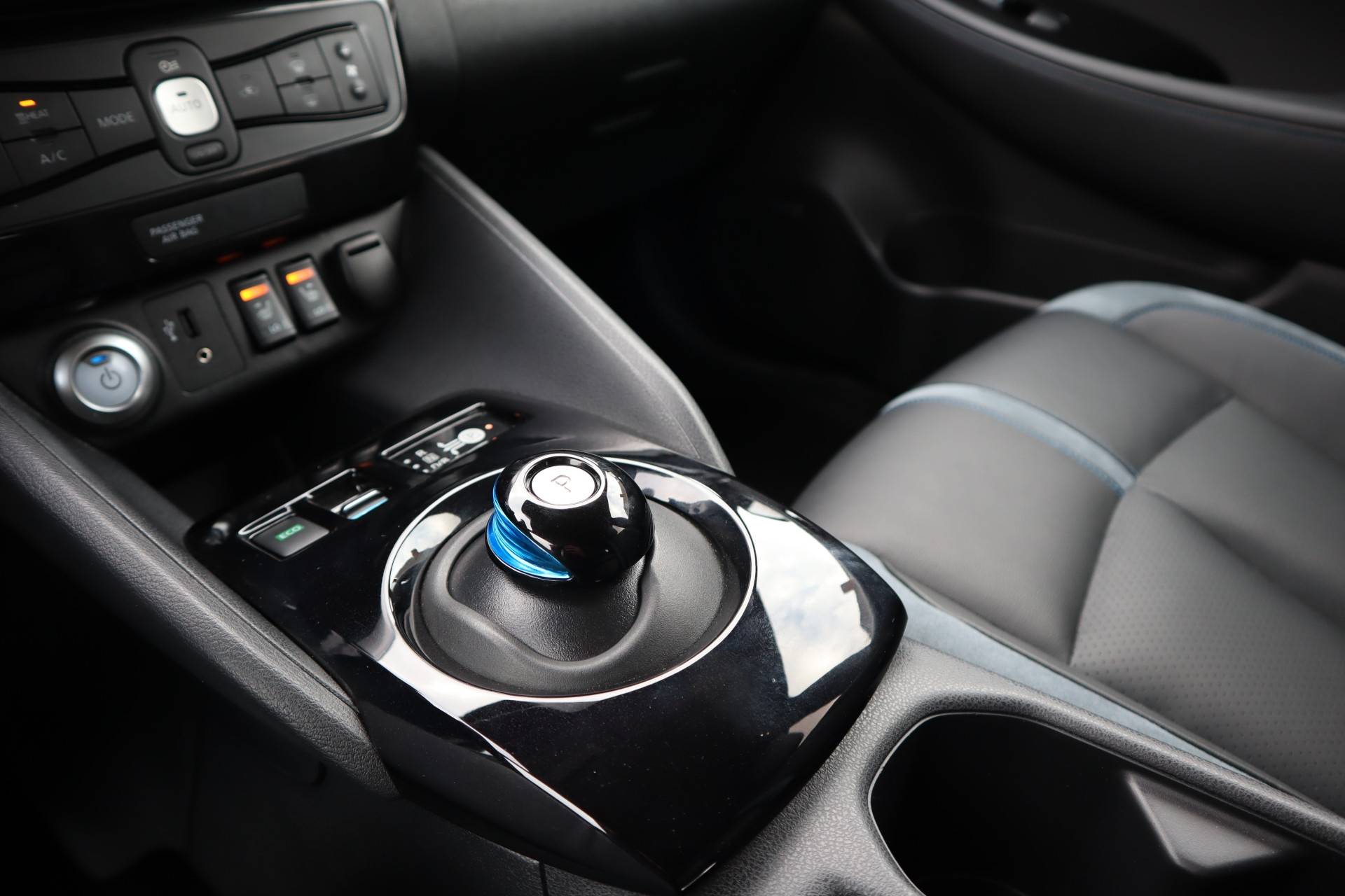 Nissan Leaf Tekna 40 kWh | 360 Camera | Parelmoer | Lederen Bekleding | Apple Carplay | Zwart Dak - 42/46