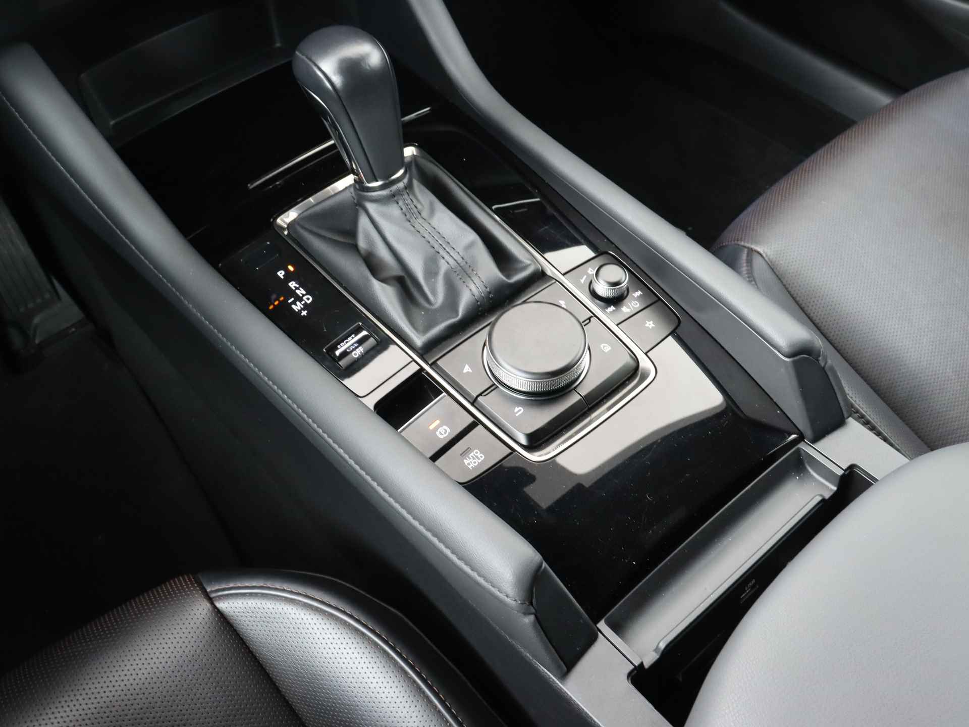 Mazda 3 2.0 e-SkyActiv-X M Hybrid 180 Luxury automaat | BOSE | Camera | Lederen bekleding | 18"LM velgen | - 11/39