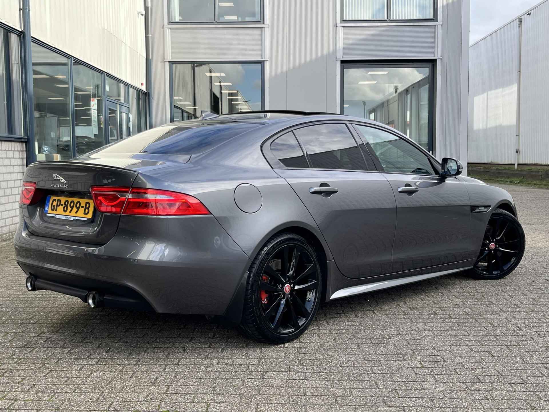 Jaguar XE 2.0 Portfolio | NL Auto/Voll.Historie/R-Sport Edition/Navi/Clima/Cruise/19"/Privacy Glass/Sportuitlaat/Apple CarPlay-Android Auto - 2/84