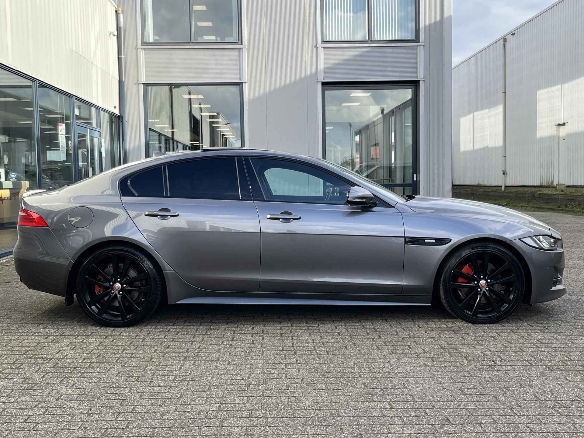 Jaguar XE 2.0 Portfolio | NL Auto/Voll.Historie/R-Sport Edition/Navi/Clima/Cruise/19"/Privacy Glass/Sportuitlaat/Apple CarPlay-Android Auto - 3/84