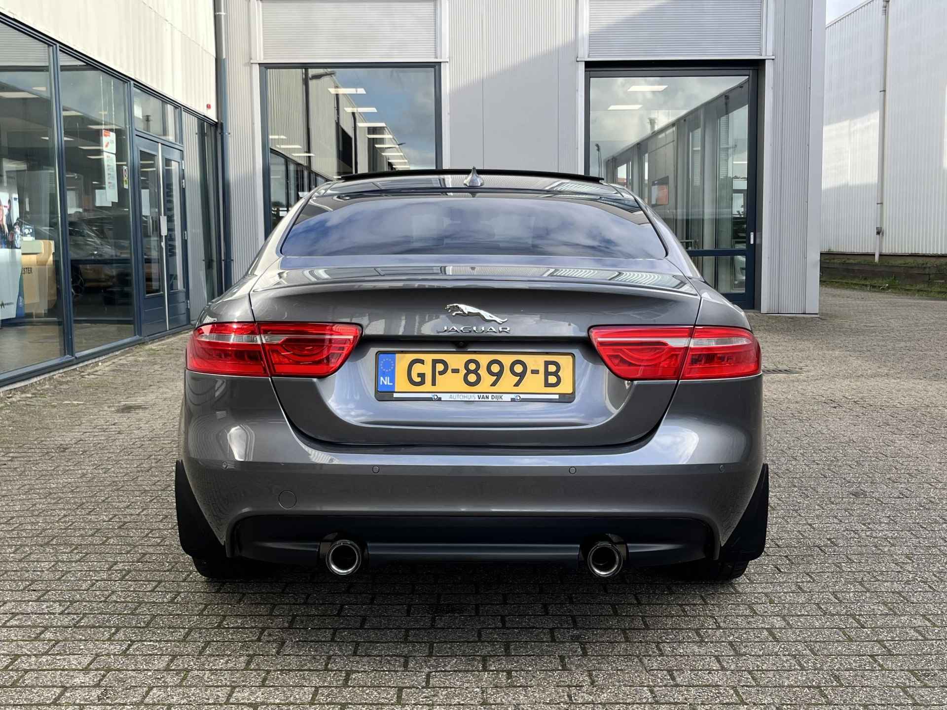 Jaguar XE 2.0 Portfolio | NL Auto/Voll.Historie/R-Sport Edition/Navi/Clima/Cruise/19"/Privacy Glass/Sportuitlaat/Apple CarPlay-Android Auto - 24/84