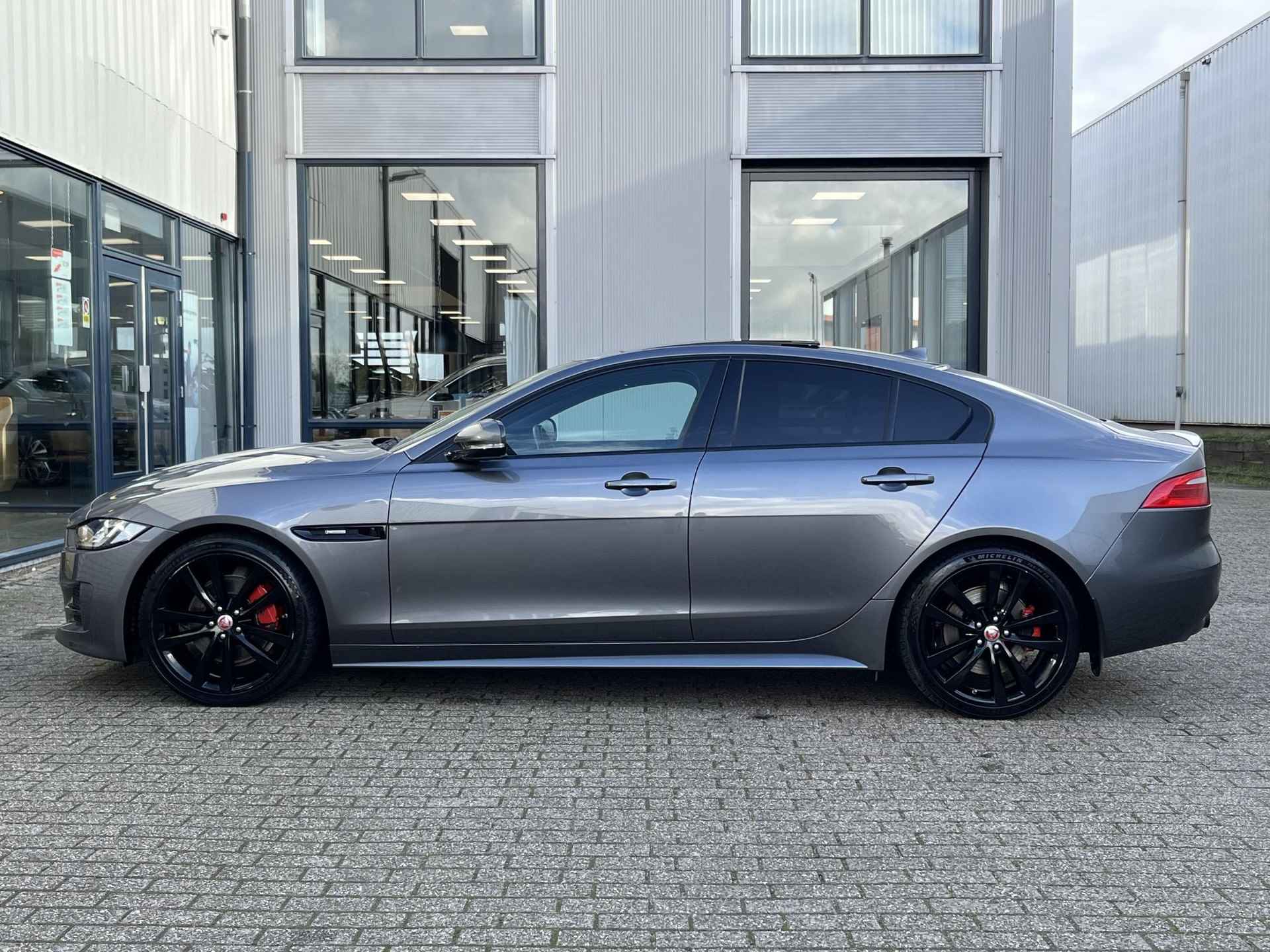 Jaguar XE 2.0 Portfolio | NL Auto/Voll.Historie/R-Sport Edition/Navi/Clima/Cruise/19"/Privacy Glass/Sportuitlaat/Apple CarPlay-Android Auto - 33/84