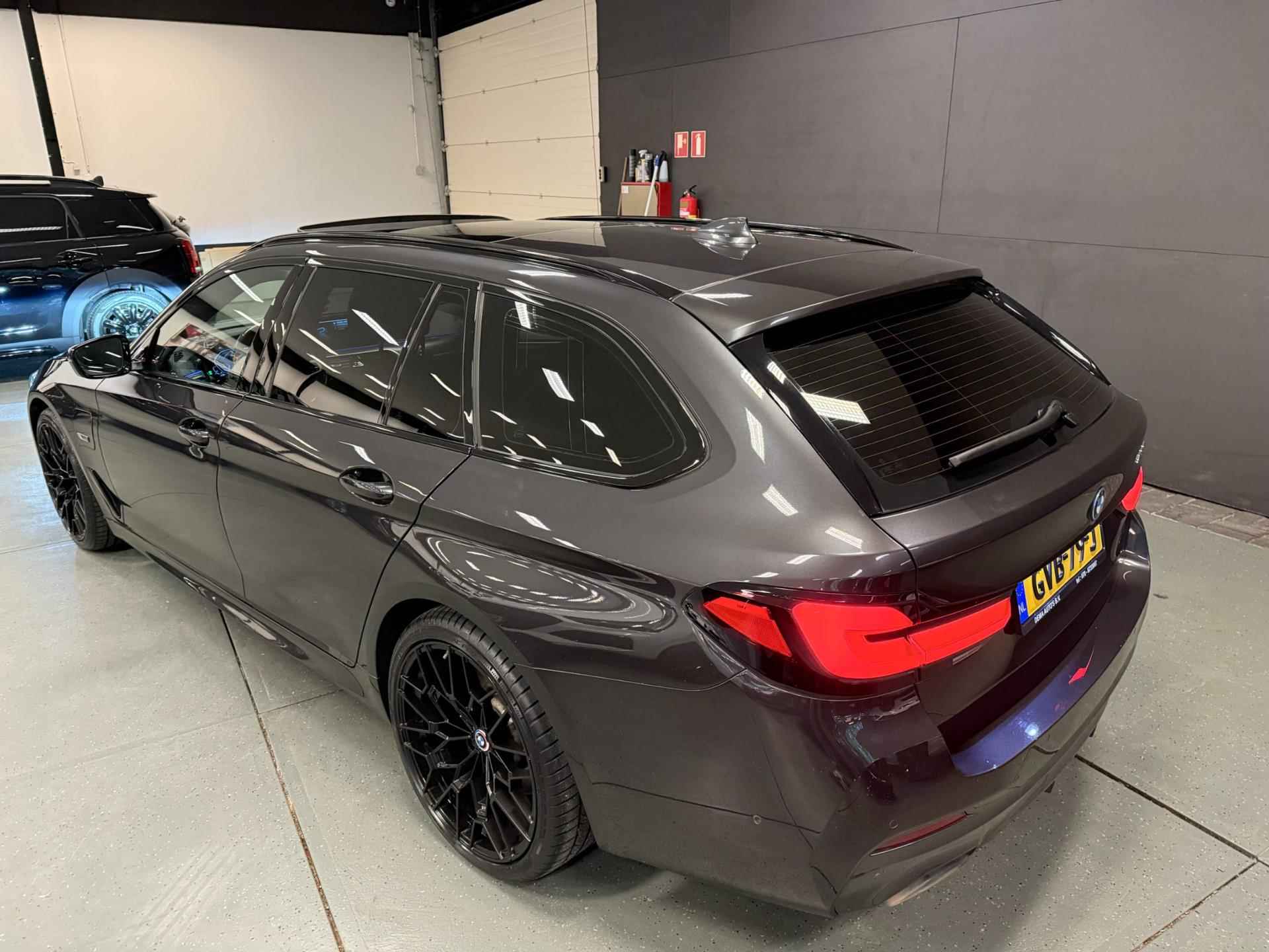 BMW 5-serie Touring 530e M-SPORT 20'' PANO/NAVI/CAM/DAB/CARPLAY/ECC/PDC/CRUISE/// - 11/58