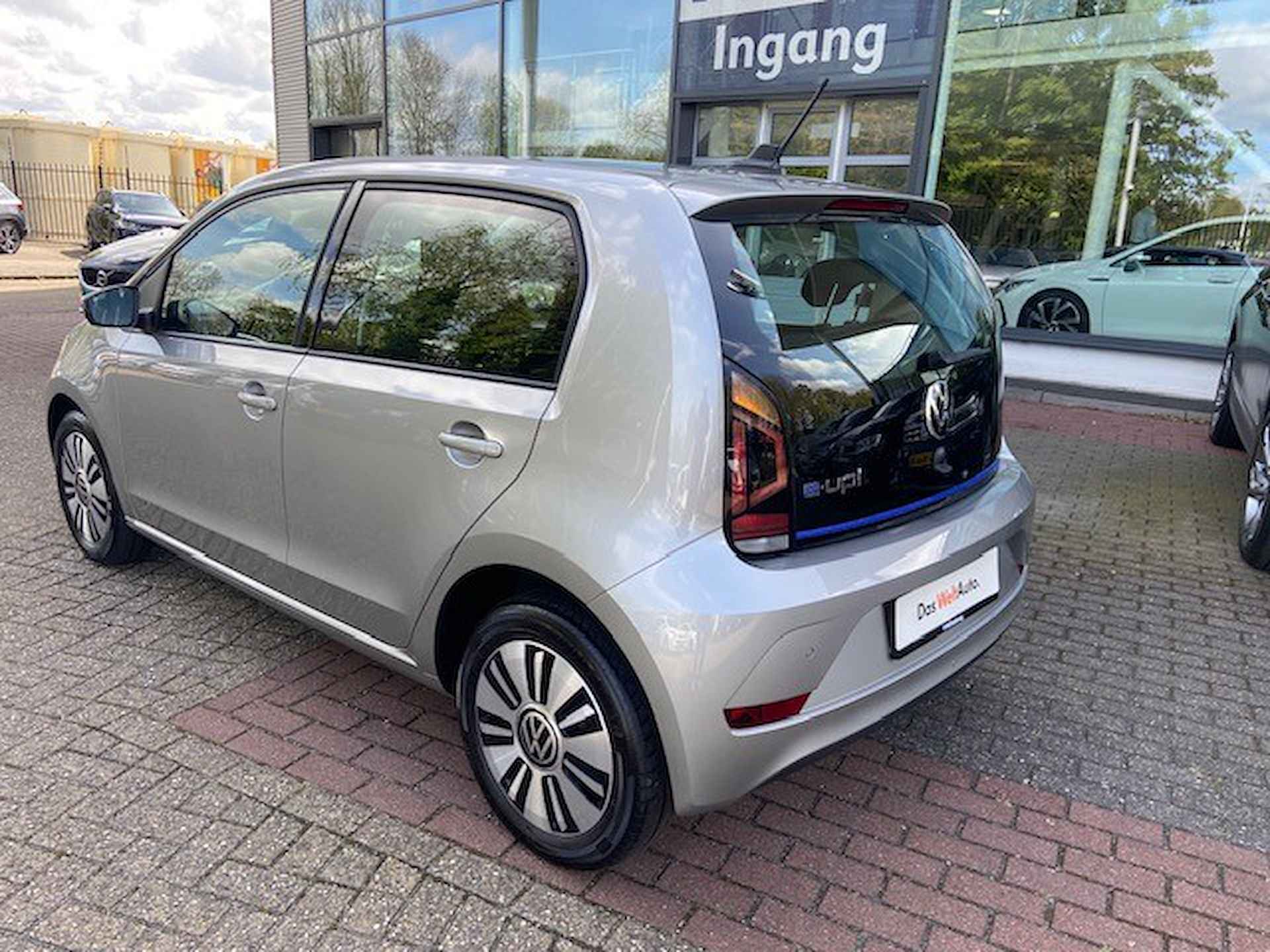 Volkswagen e-Up! Move 83pk / Navigatie / Stoelverwarming / Achteruitrijcamera / 15" LM Velgen / €2000 SEPP Subsidie - 8/21