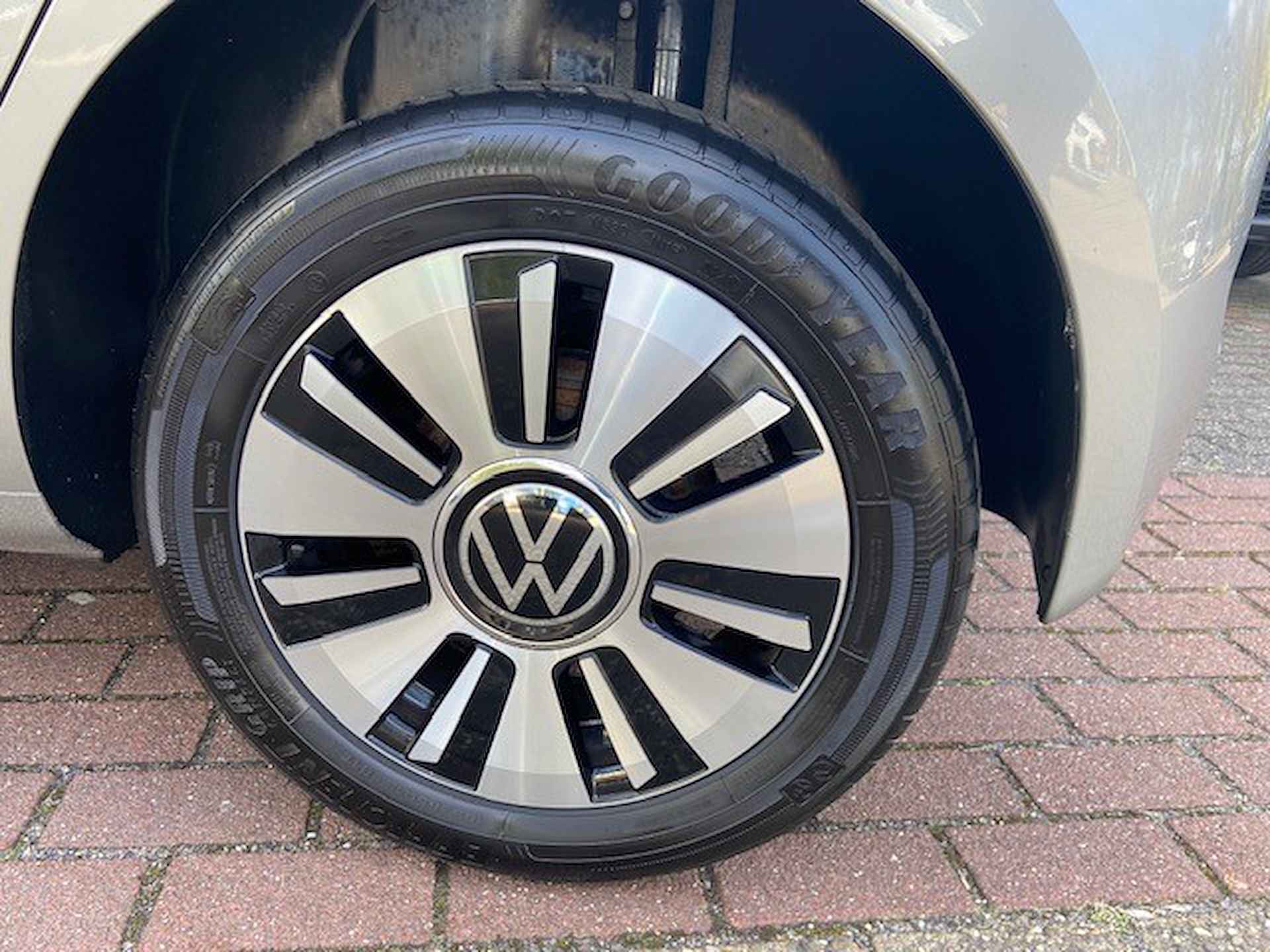 Volkswagen e-Up! Move 83pk / Navigatie / Stoelverwarming / Achteruitrijcamera / 15" LM Velgen / €2000 SEPP Subsidie - 9/21