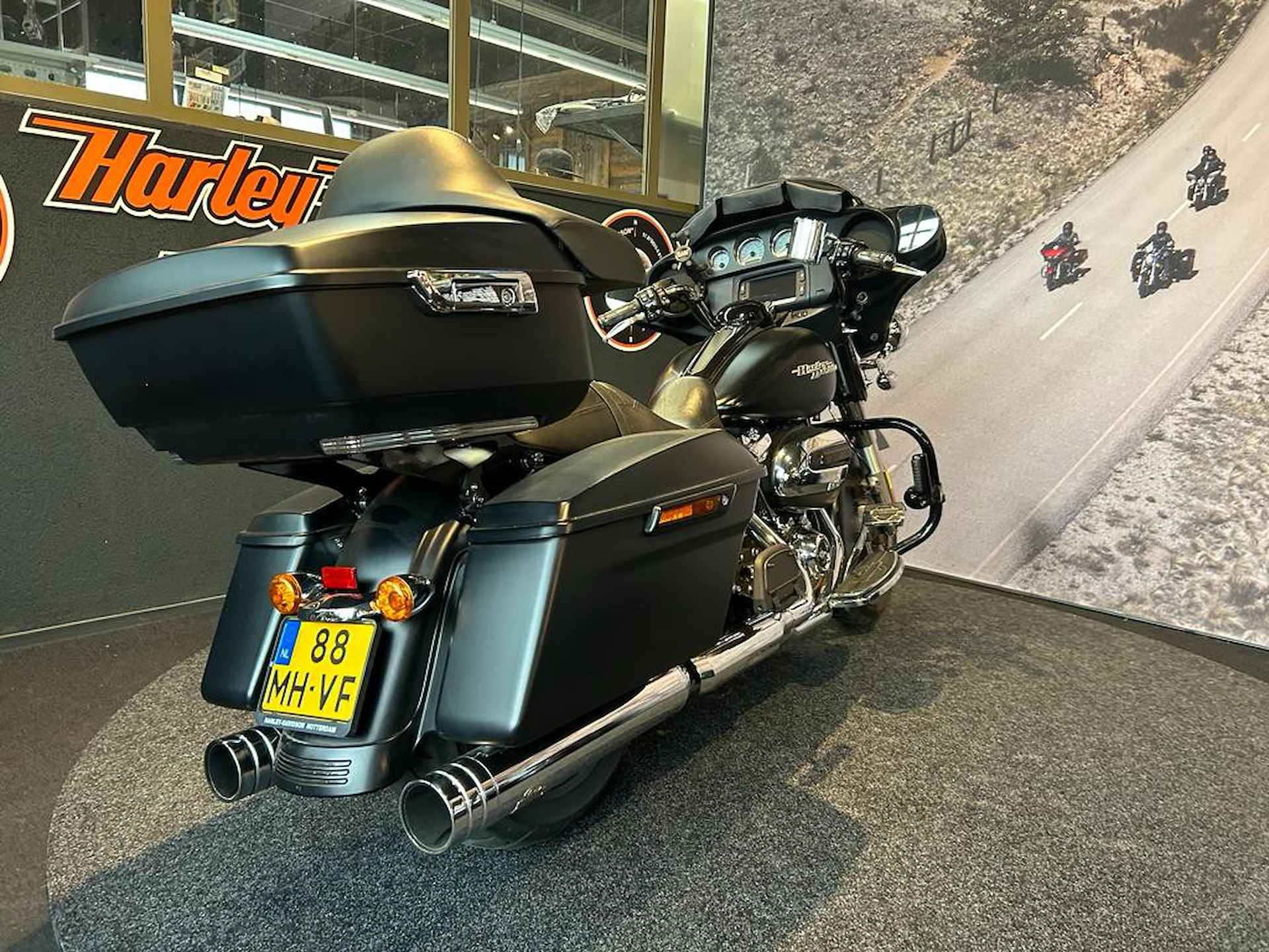 Harley-Davidson FLHXS STREET GLIDE SPECIAL - 2/16