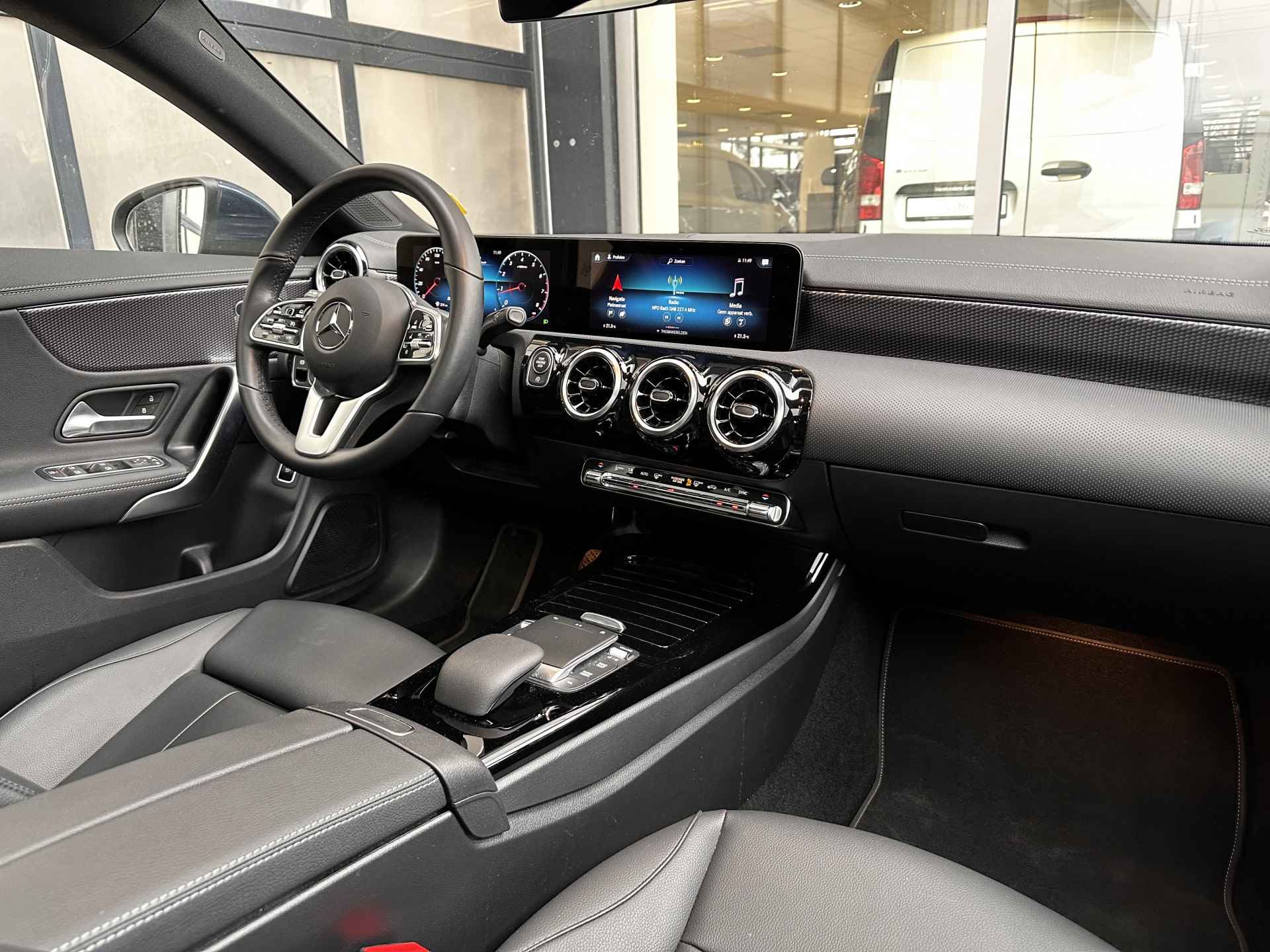 Mercedes-Benz CLA-Klasse 180 Luxury Line | Panoramadak | Stoelverwarming | Achteruitrijcamera - 9/17