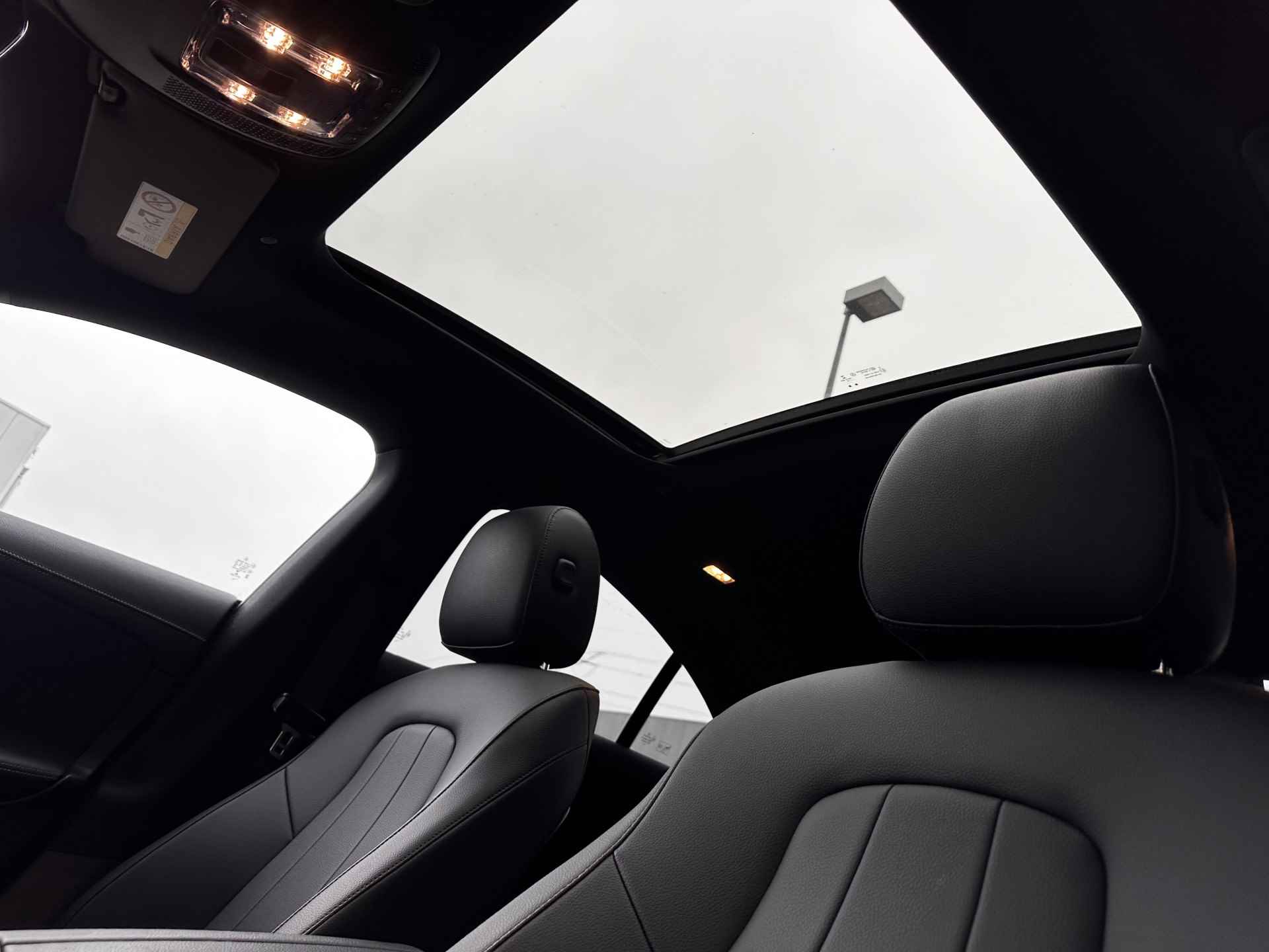 Mercedes-Benz CLA-Klasse 180 Luxury Line | Panoramadak | Stoelverwarming | Achteruitrijcamera - 15/17