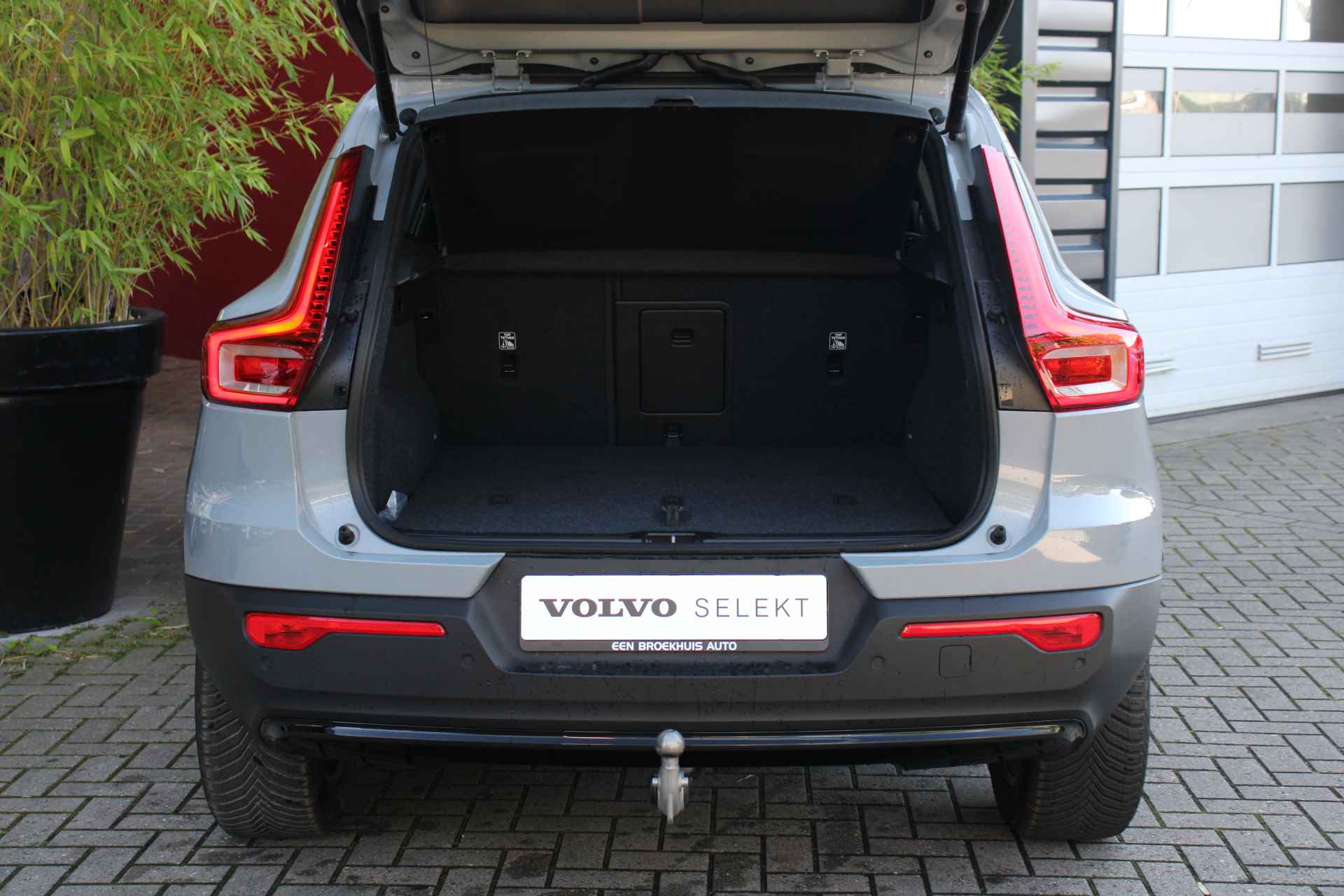 Volvo XC40 2.0 B4 Plus Dark | Adaptive Cruise | BLIS | Trekhaak | Camera | Stuur/stoelverwarming | Keyless | Harman/Kardon - 8/23