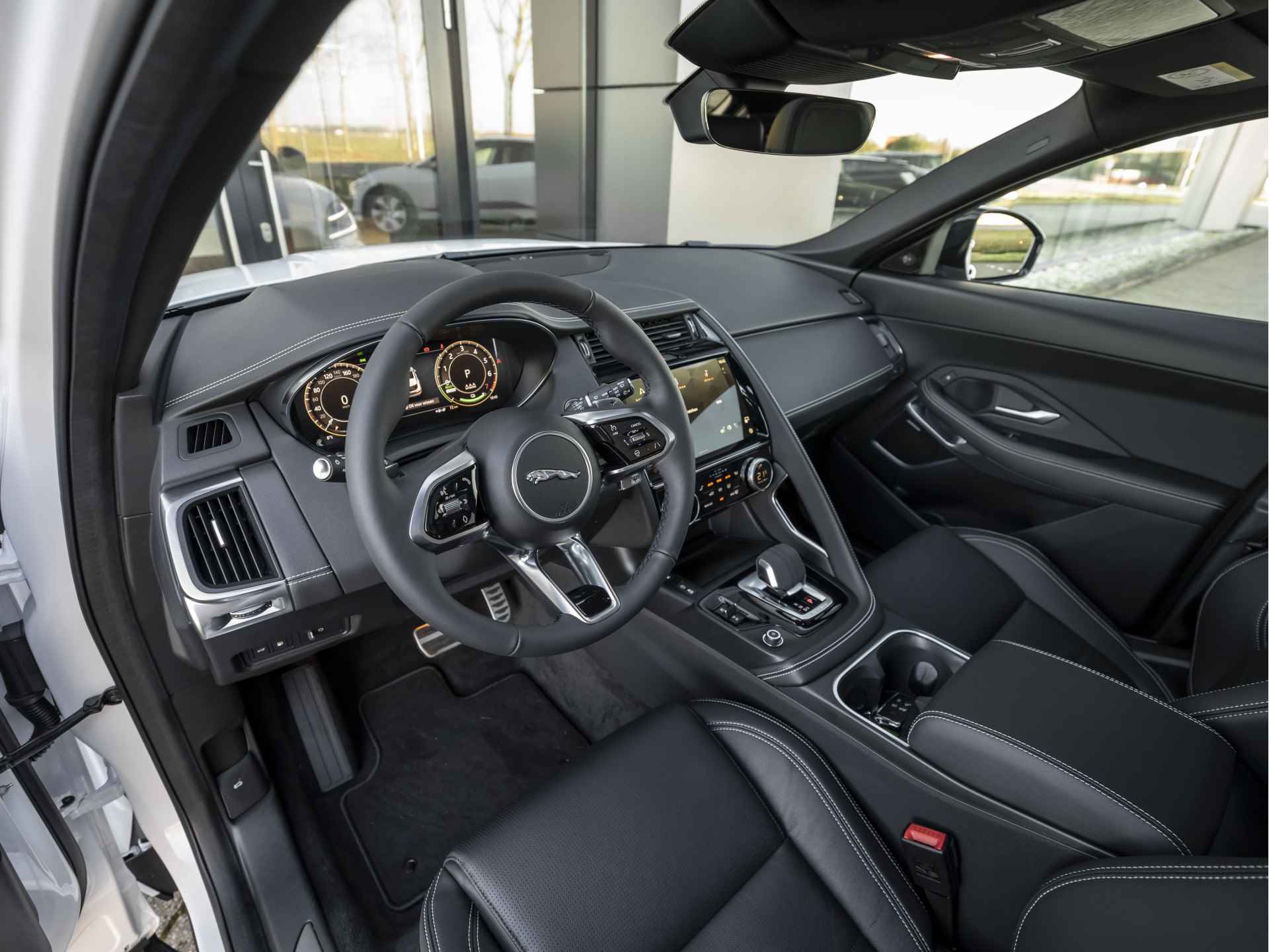 Jaguar E-Pace P300e AWD R-Dynamic SE | Plug-in Hybride | Elektr. Trekhaak | Panoramadak | - 4/58
