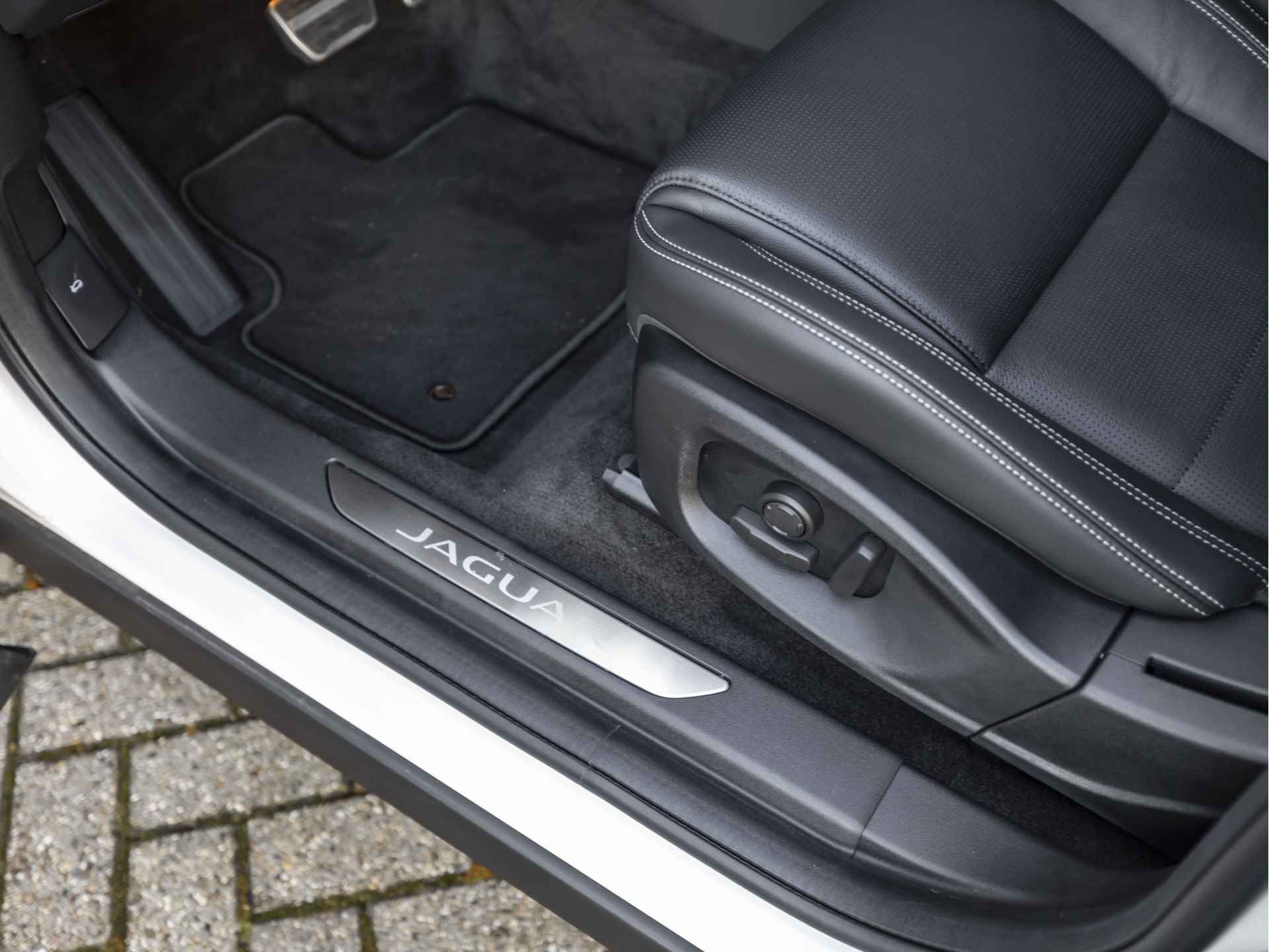 Jaguar E-Pace P300e AWD R-Dynamic SE | Plug-in Hybride | Elektr. Trekhaak | Panoramadak | - 37/58