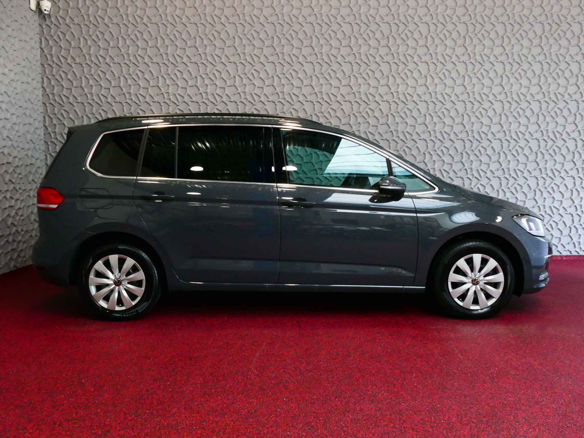 Volkswagen Touran 1.5 TSI 150PK NIEUWE AUTO! 7P CARPLAY NAVI VIR.COCKPIT DODE.HOEK DET. STOELVERW 7P 7PERS 07/2023 70 BIJNA NIEUWE VOLKSWAGEN'S UIT VOORRAAD LEVERBAAR - 57/70