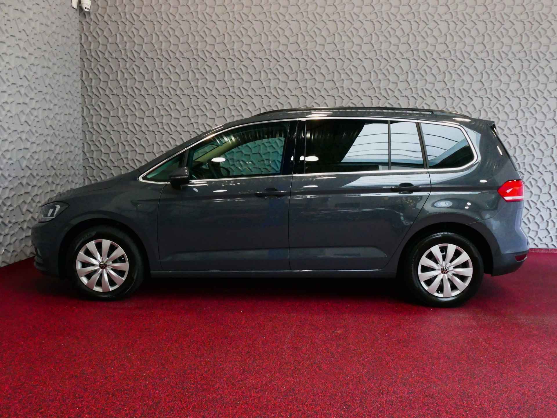 Volkswagen Touran 1.5 TSI 150PK NIEUWE AUTO! 7P CARPLAY NAVI VIR.COCKPIT DODE.HOEK DET. STOELVERW 7P 7PERS 07/2023 70 BIJNA NIEUWE VOLKSWAGEN'S UIT VOORRAAD LEVERBAAR - 58/70