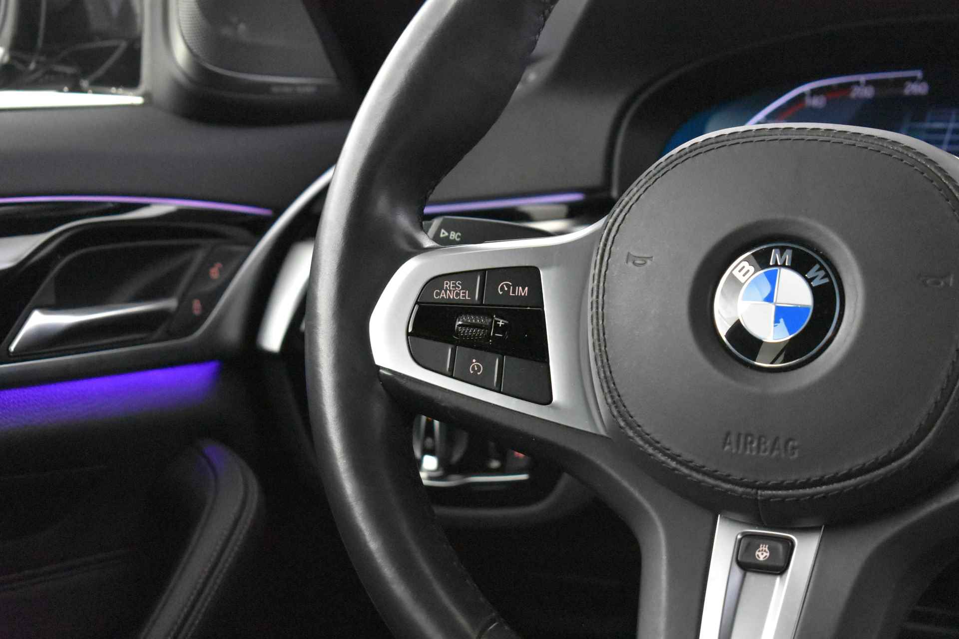 BMW 5 Serie Touring 520i High Executive Sport Line / Adaptieve LED / Parking Assistant Plus / Live Cockpit Professional / Comfortstoelen / Head-Up / M Sportonderstel - 22/50