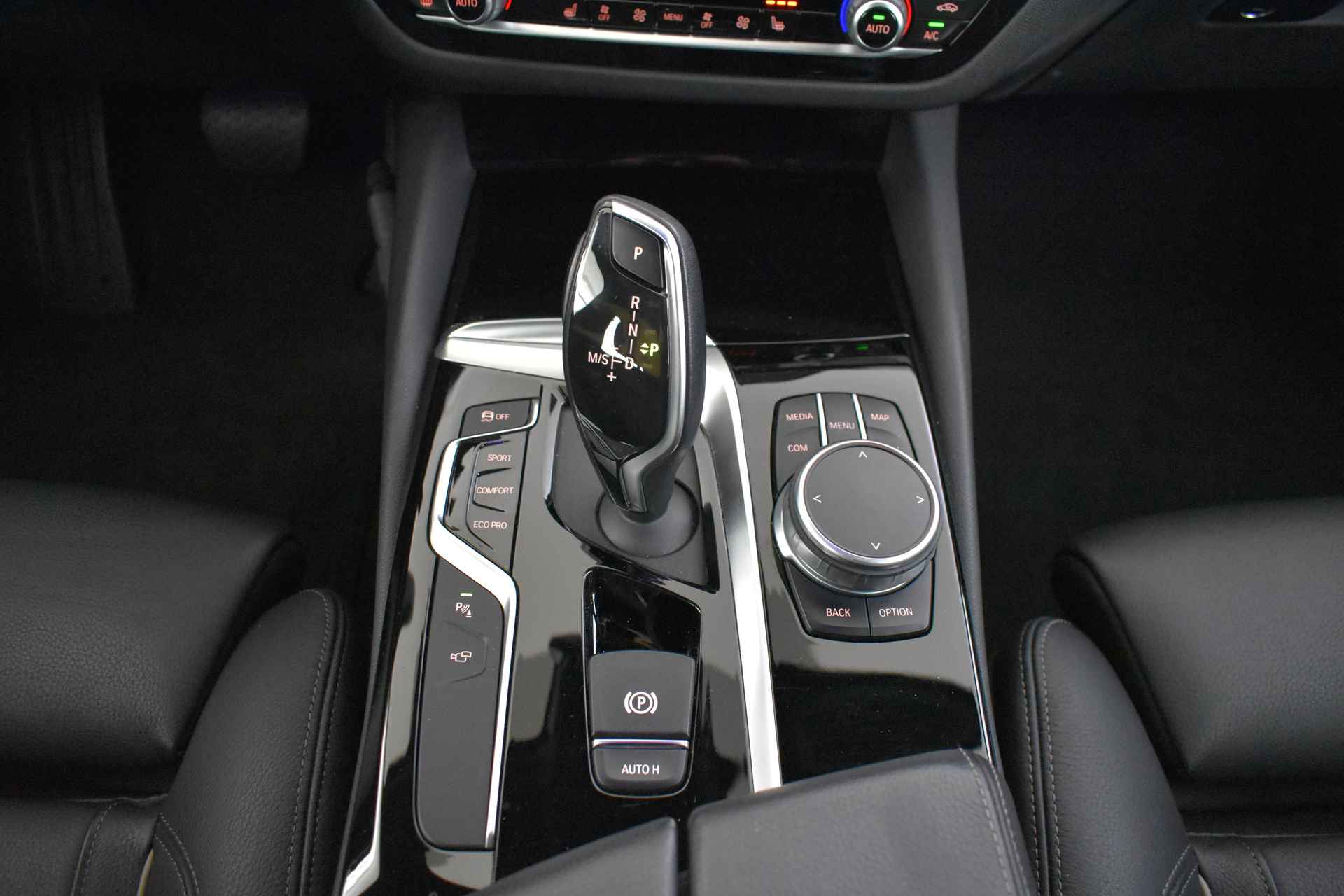 BMW 5 Serie Touring 520i High Executive Sport Line / Adaptieve LED / Parking Assistant Plus / Live Cockpit Professional / Comfortstoelen / Head-Up / M Sportonderstel - 28/50