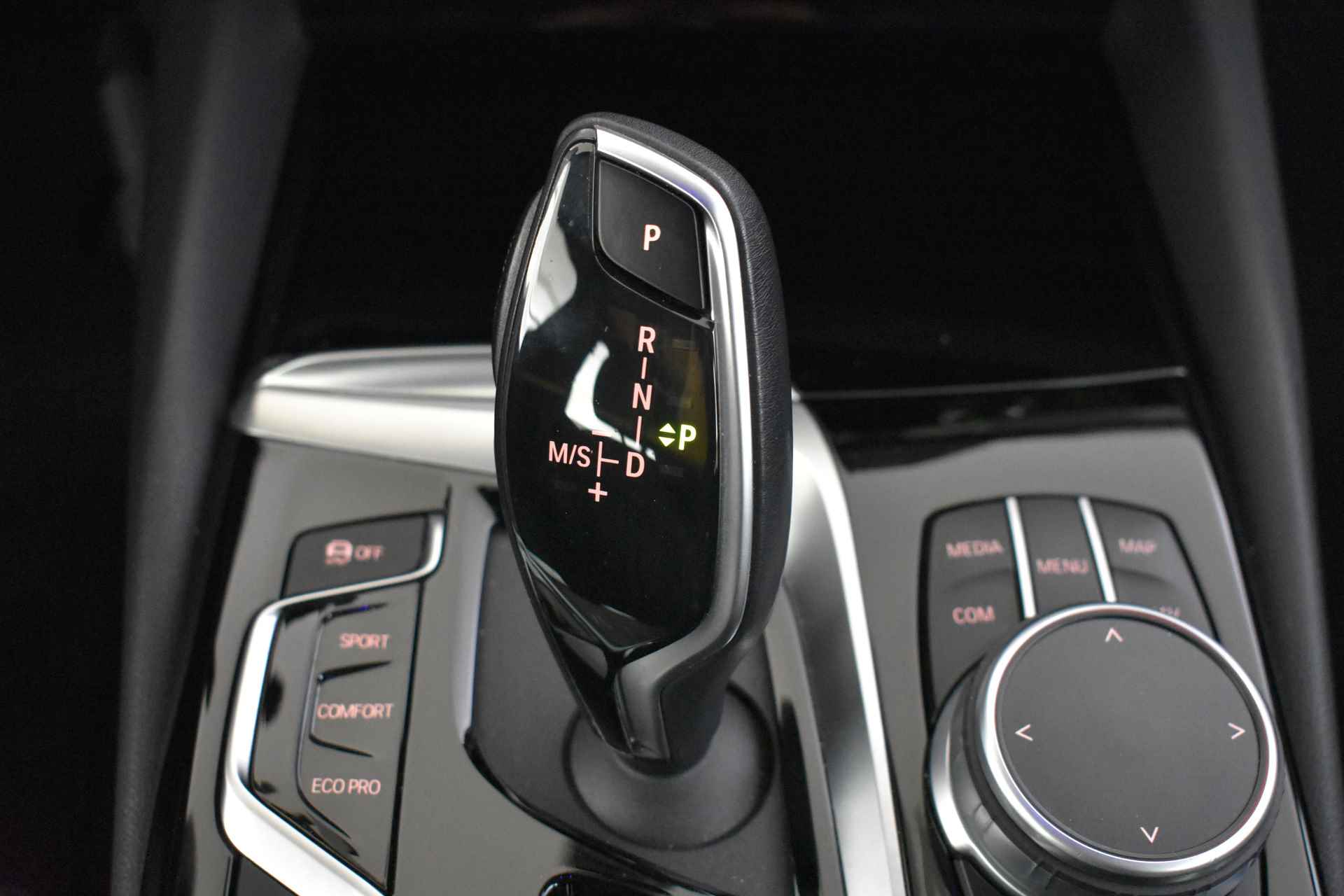 BMW 5 Serie Touring 520i High Executive Sport Line / Adaptieve LED / Parking Assistant Plus / Live Cockpit Professional / Comfortstoelen / Head-Up / M Sportonderstel - 29/50