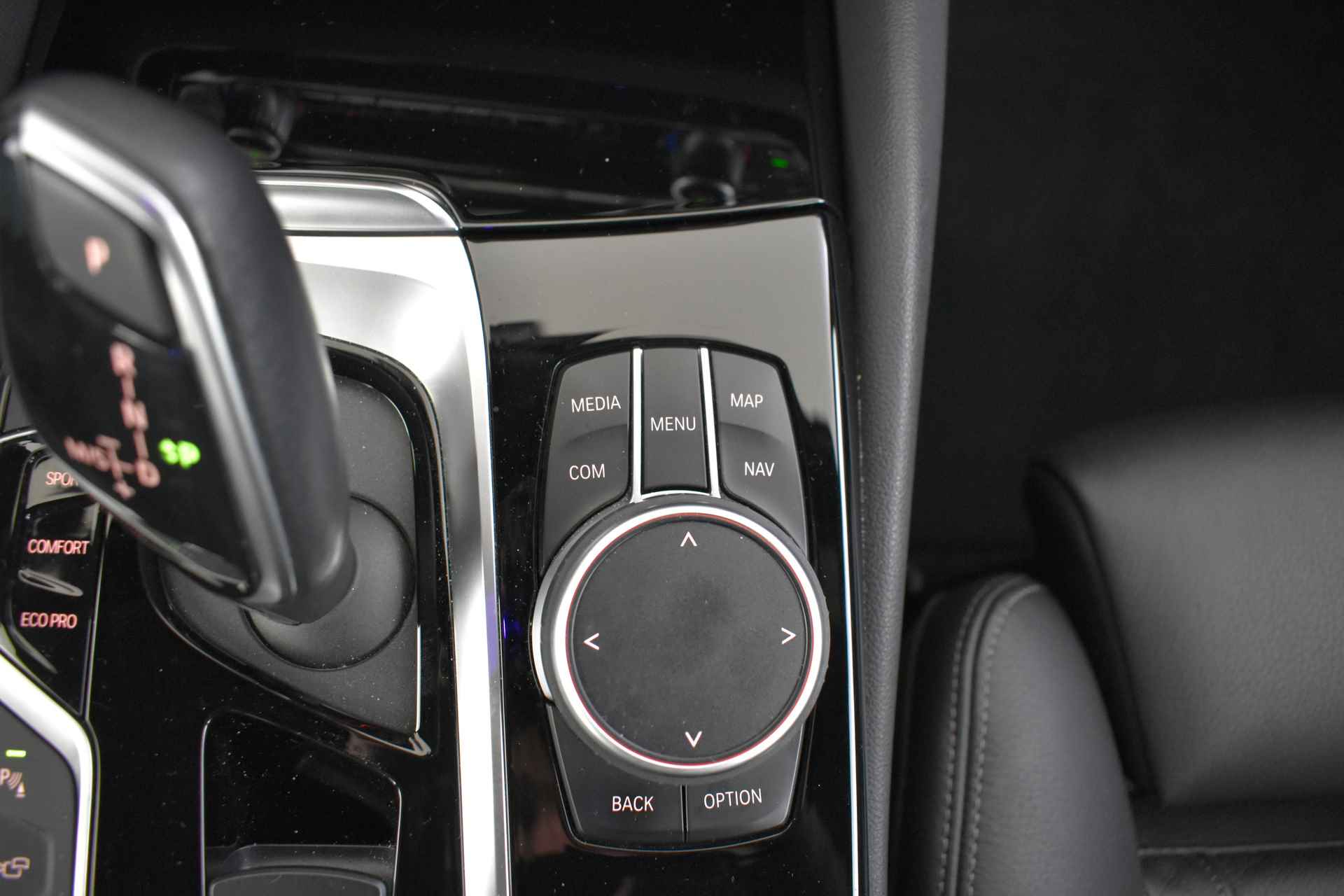 BMW 5 Serie Touring 520i High Executive Sport Line / Adaptieve LED / Parking Assistant Plus / Live Cockpit Professional / Comfortstoelen / Head-Up / M Sportonderstel - 32/50