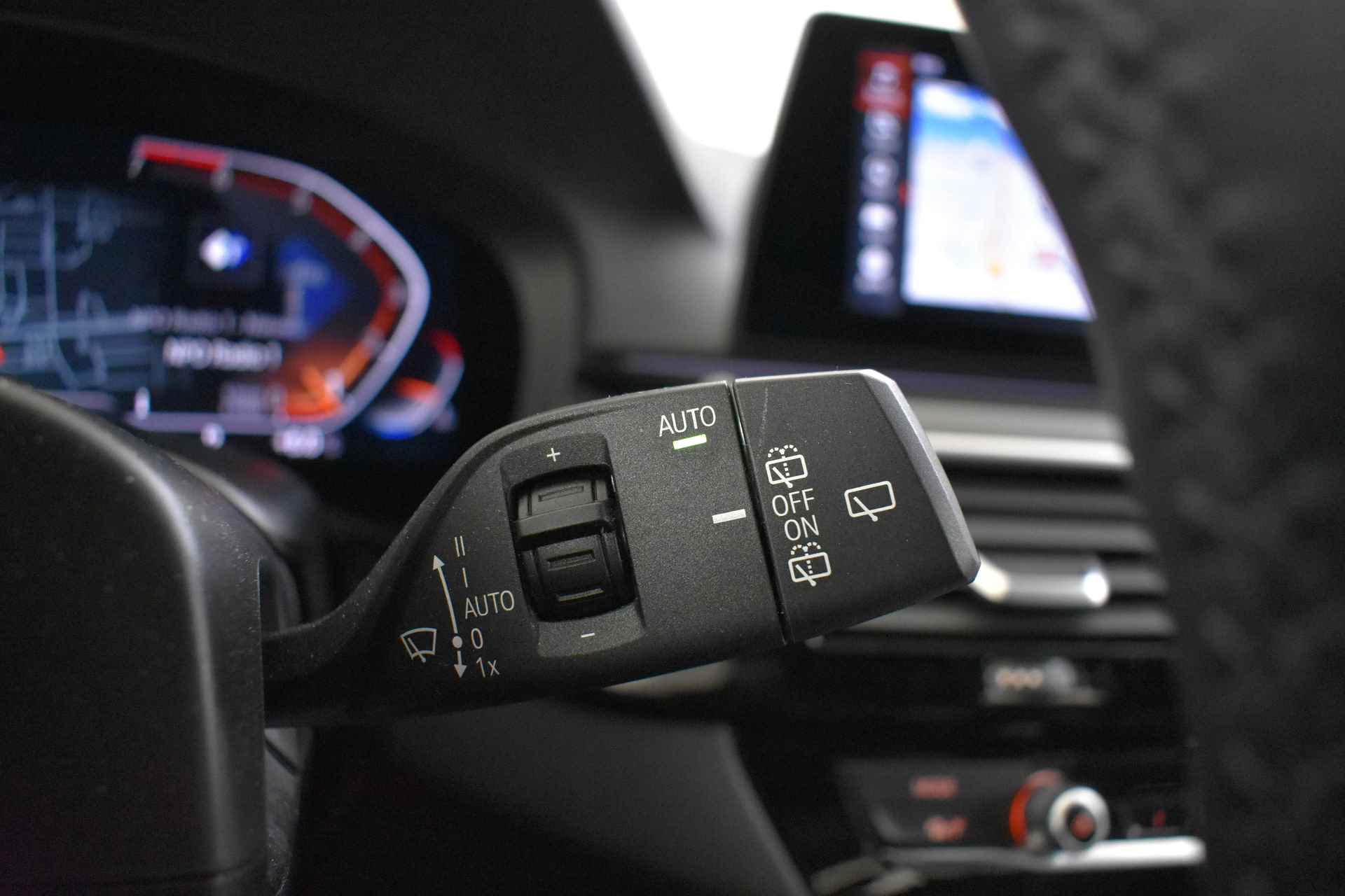 BMW 5 Serie Touring 520i High Executive Sport Line / Adaptieve LED / Parking Assistant Plus / Live Cockpit Professional / Comfortstoelen / Head-Up / M Sportonderstel - 37/50