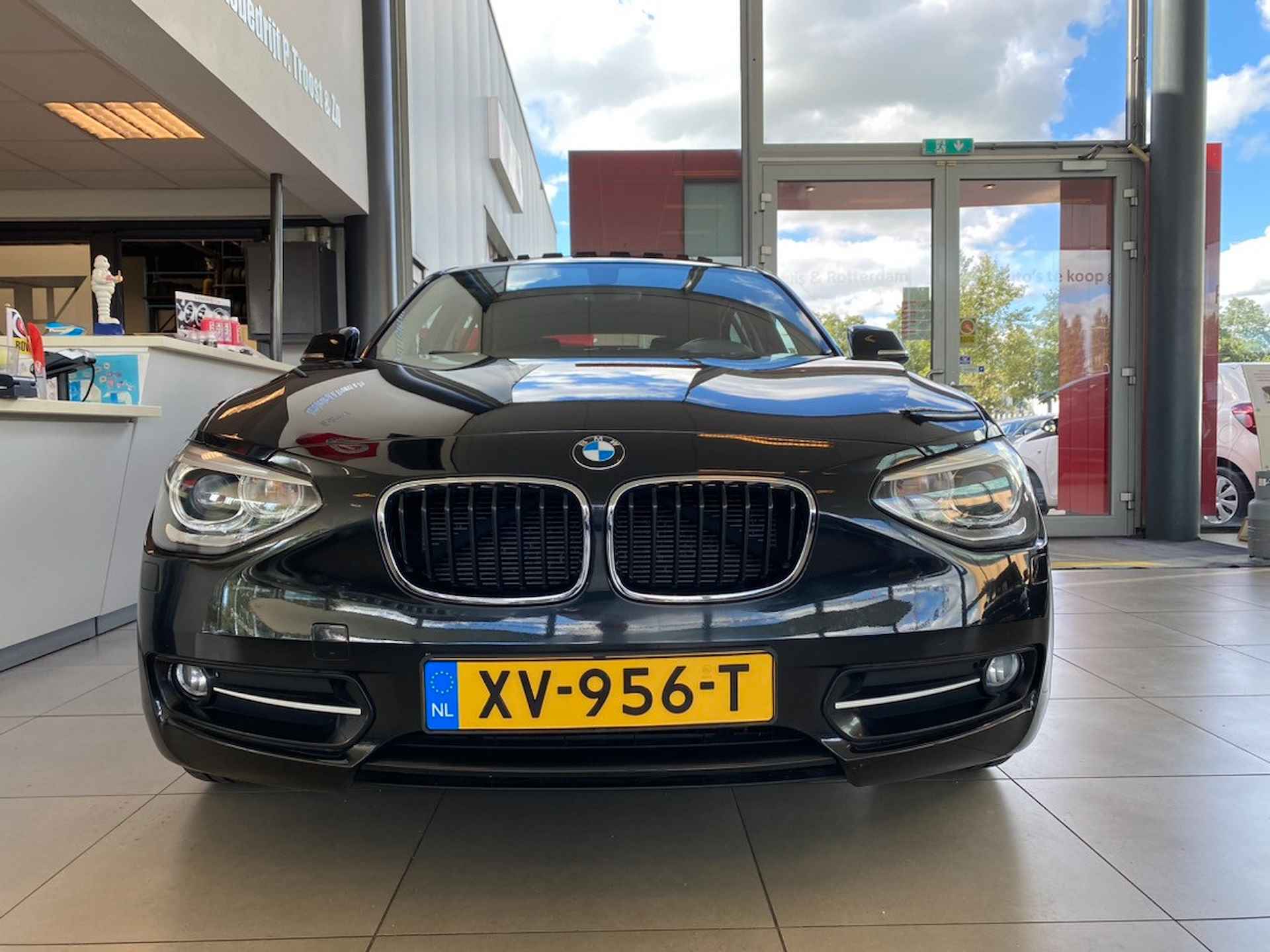 BMW 1-serie 116i High Executive,Automaat,Panoramadak,Navigatie,Parkeerassistent,Achtersensoren,Comfortstoelen met Stoelverwarming,Climate&Cr - 2/27