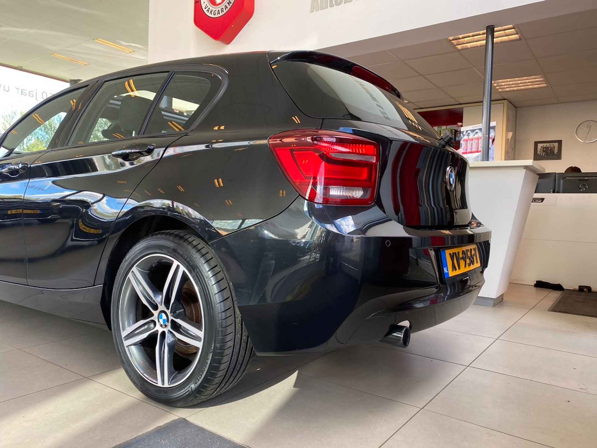 BMW 1-serie 116i High Executive,Automaat,Panoramadak,Navigatie,Parkeerassistent,Achtersensoren,Comfortstoelen met Stoelverwarming,Climate&Cr - 8/27