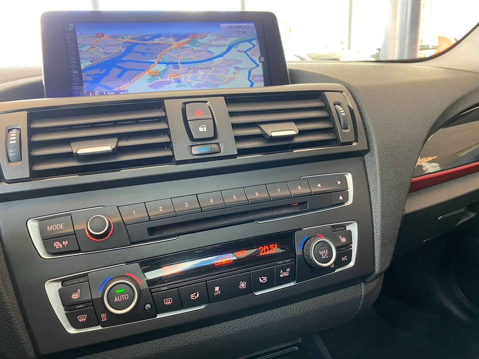 BMW 1-serie 116i High Executive,Automaat,Panoramadak,Navigatie,Parkeerassistent,Achtersensoren,Comfortstoelen met Stoelverwarming,Climate&Cr - 18/27