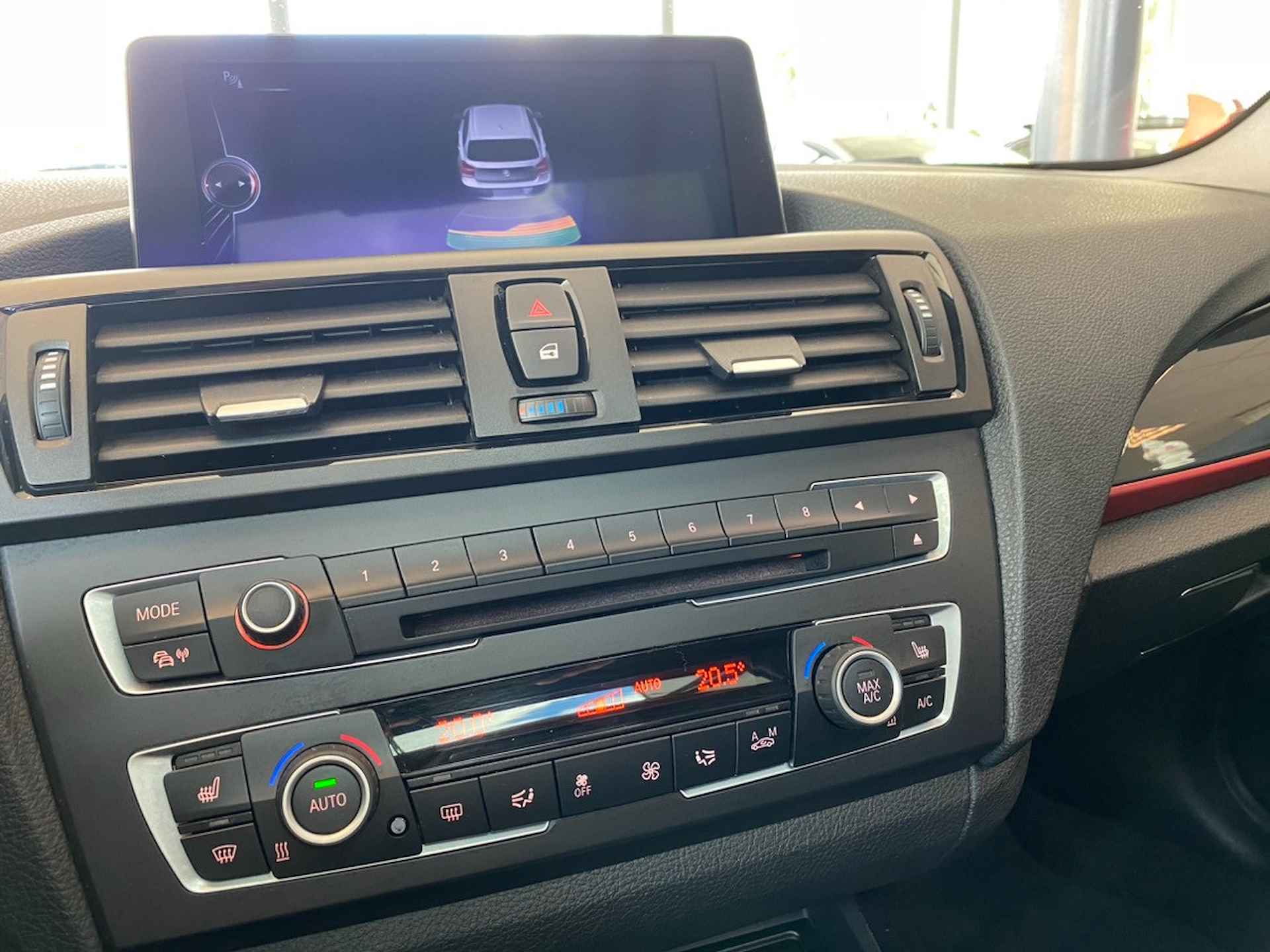 BMW 1-serie 116i High Executive,Automaat,Panoramadak,Navigatie,Parkeerassistent,Achtersensoren,Comfortstoelen met Stoelverwarming,Climate&Cr - 19/27