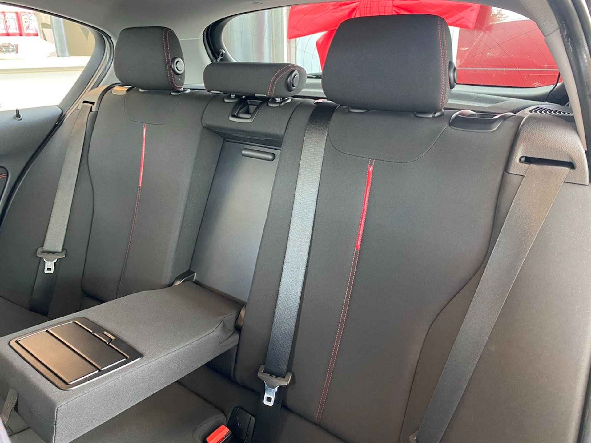 BMW 1-serie 116i High Executive,Automaat,Panoramadak,Navigatie,Parkeerassistent,Achtersensoren,Comfortstoelen met Stoelverwarming,Climate&Cr - 22/27