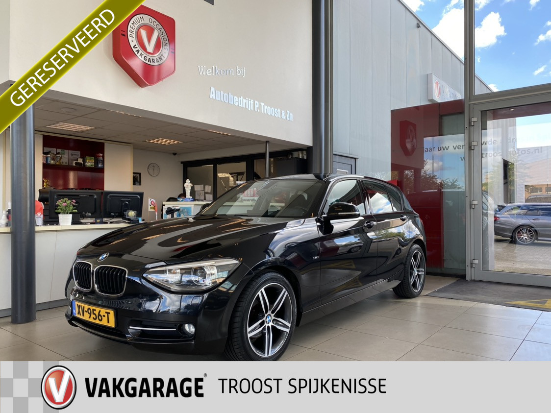 BMW 1-serie 116i High Executive,Automaat,Panoramadak,Navigatie,Parkeerassistent,Achtersensoren,Comfortstoelen met Stoelverwarming,Climate&Cr