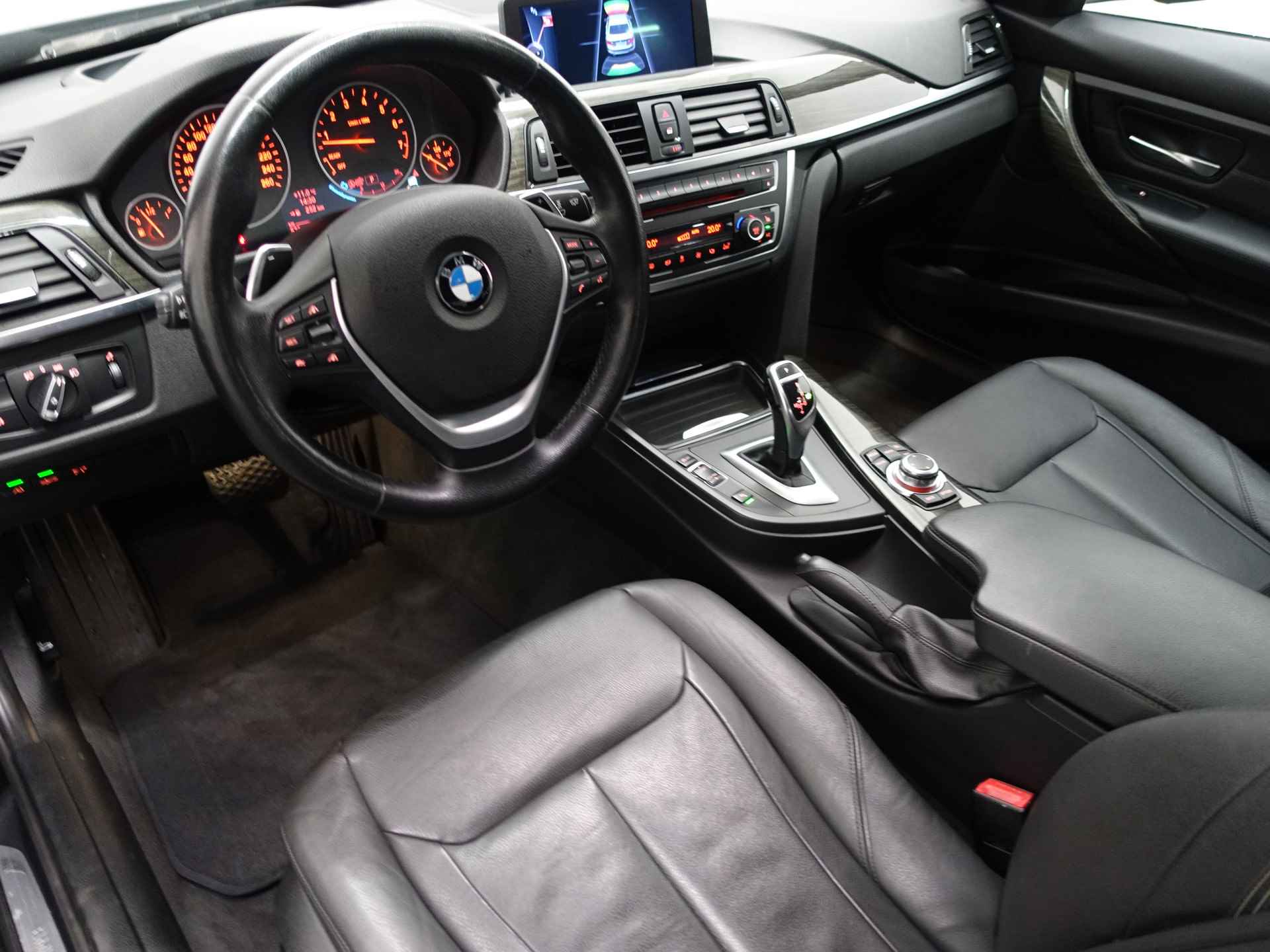 BMW 3-serie 320i M Performance Aut- 57DKM, Xenon Led, Head-Up, Sfeerverlichting, Lane Assist, Park Assist - 3/41