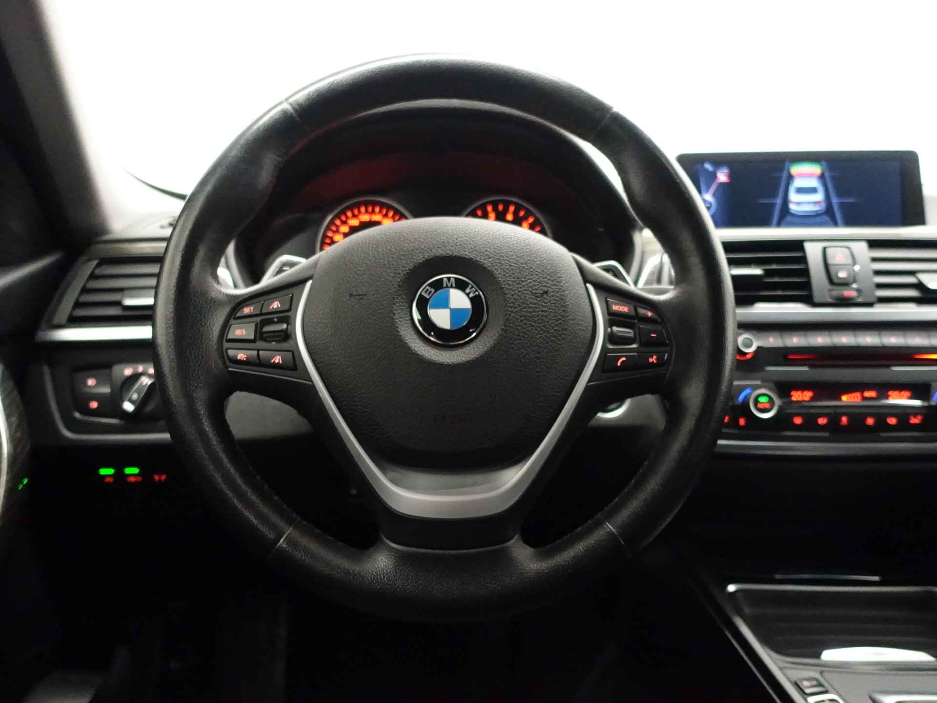 BMW 3-serie 320i M Performance Aut- 57DKM, Xenon Led, Head-Up, Sfeerverlichting, Lane Assist, Park Assist - 19/41