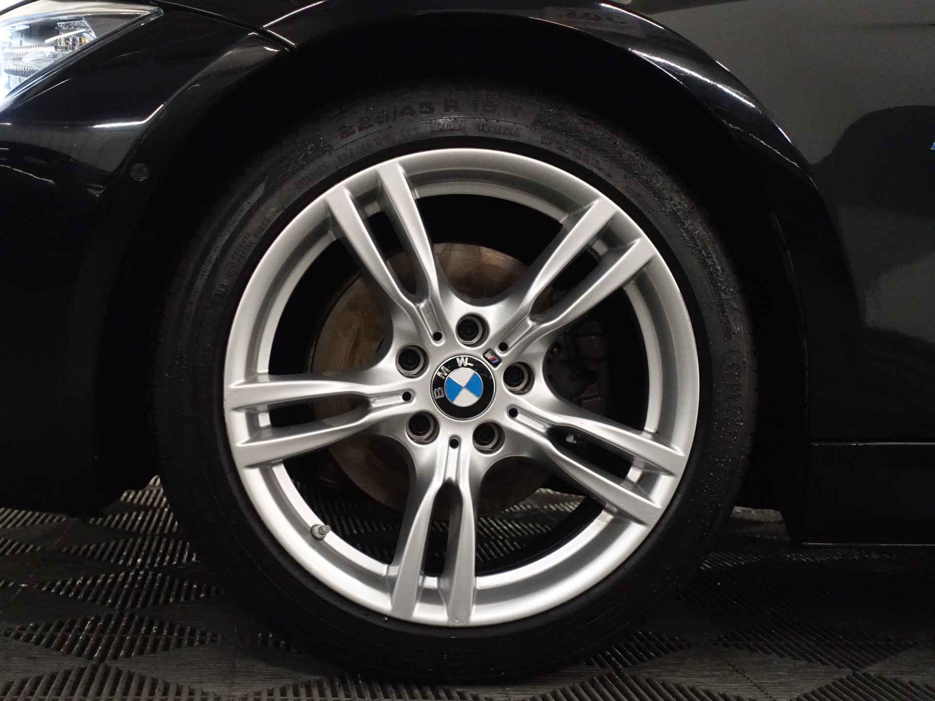 BMW 3-serie 320i M Performance Aut- 57DKM, Xenon Led, Head-Up, Sfeerverlichting, Lane Assist, Park Assist - 28/41