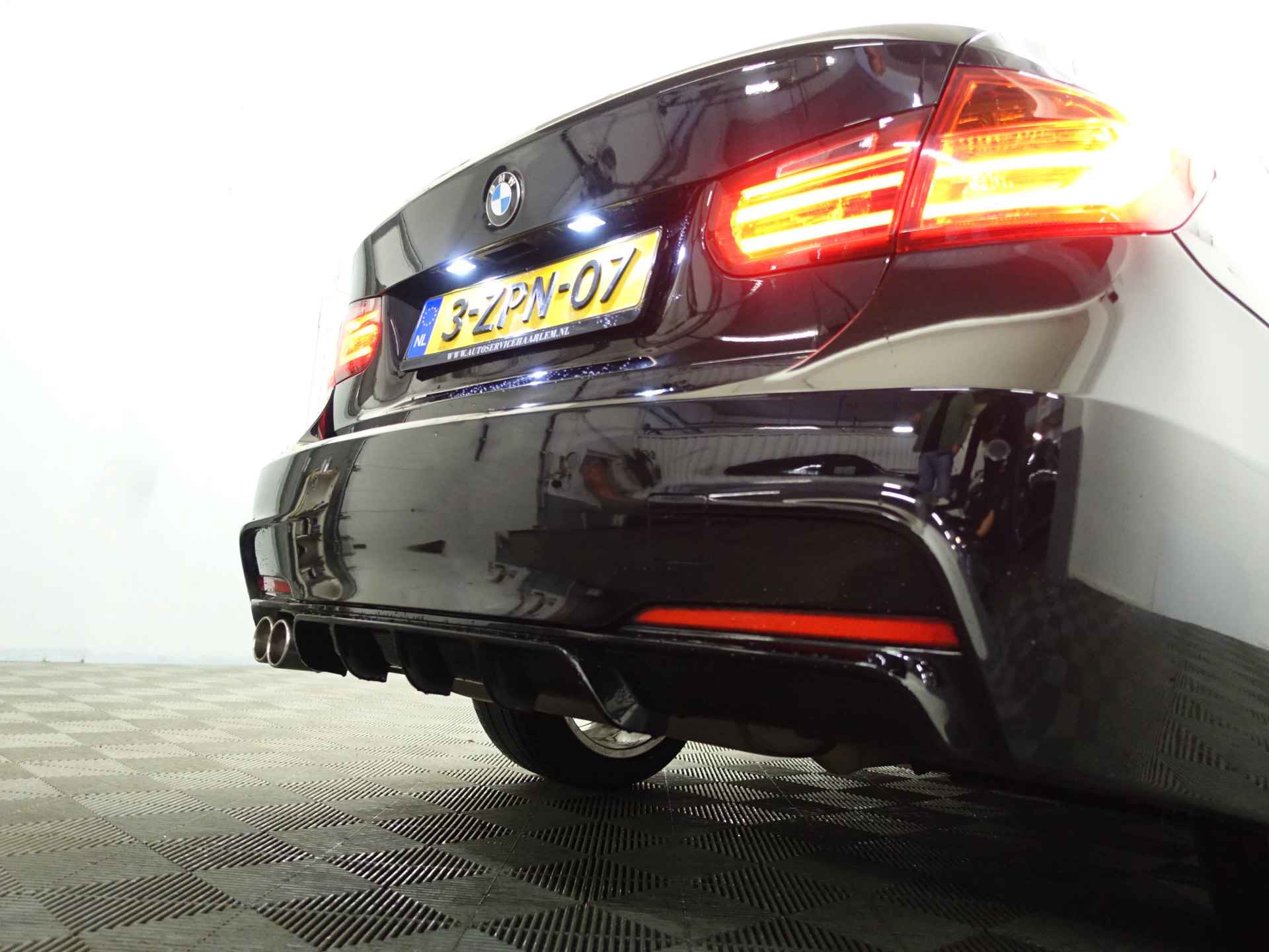 BMW 3-serie 320i M Performance Aut- 57DKM, Xenon Led, Head-Up, Sfeerverlichting, Lane Assist, Park Assist - 36/41