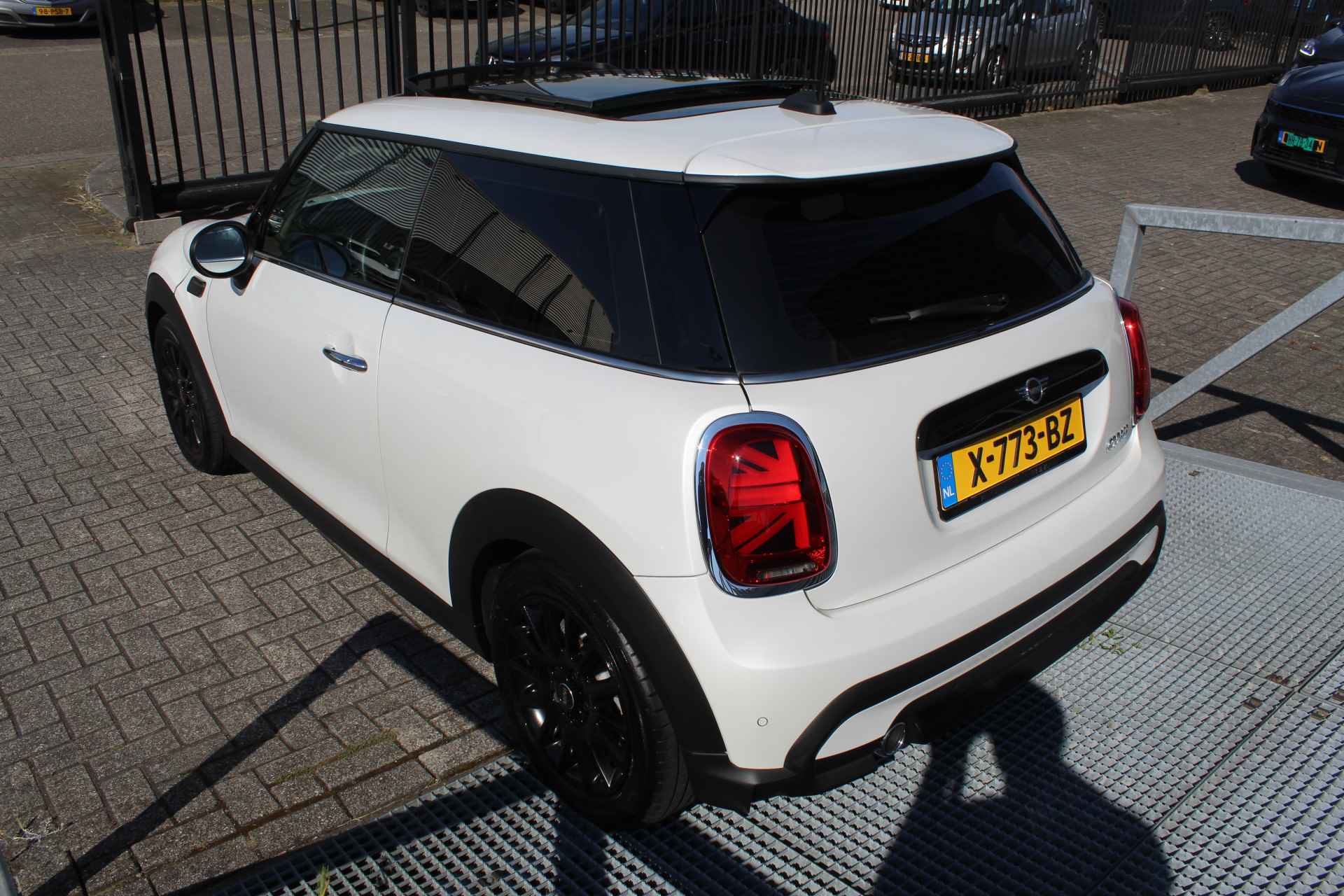 MINI Mini 1.5 Cooper Automaat Panoramadak/Lage kmstand/Navigatie/Keyless/Lederen bekleding/Apple carplay/Climate control/Sfeerverlichting/ - 10/20