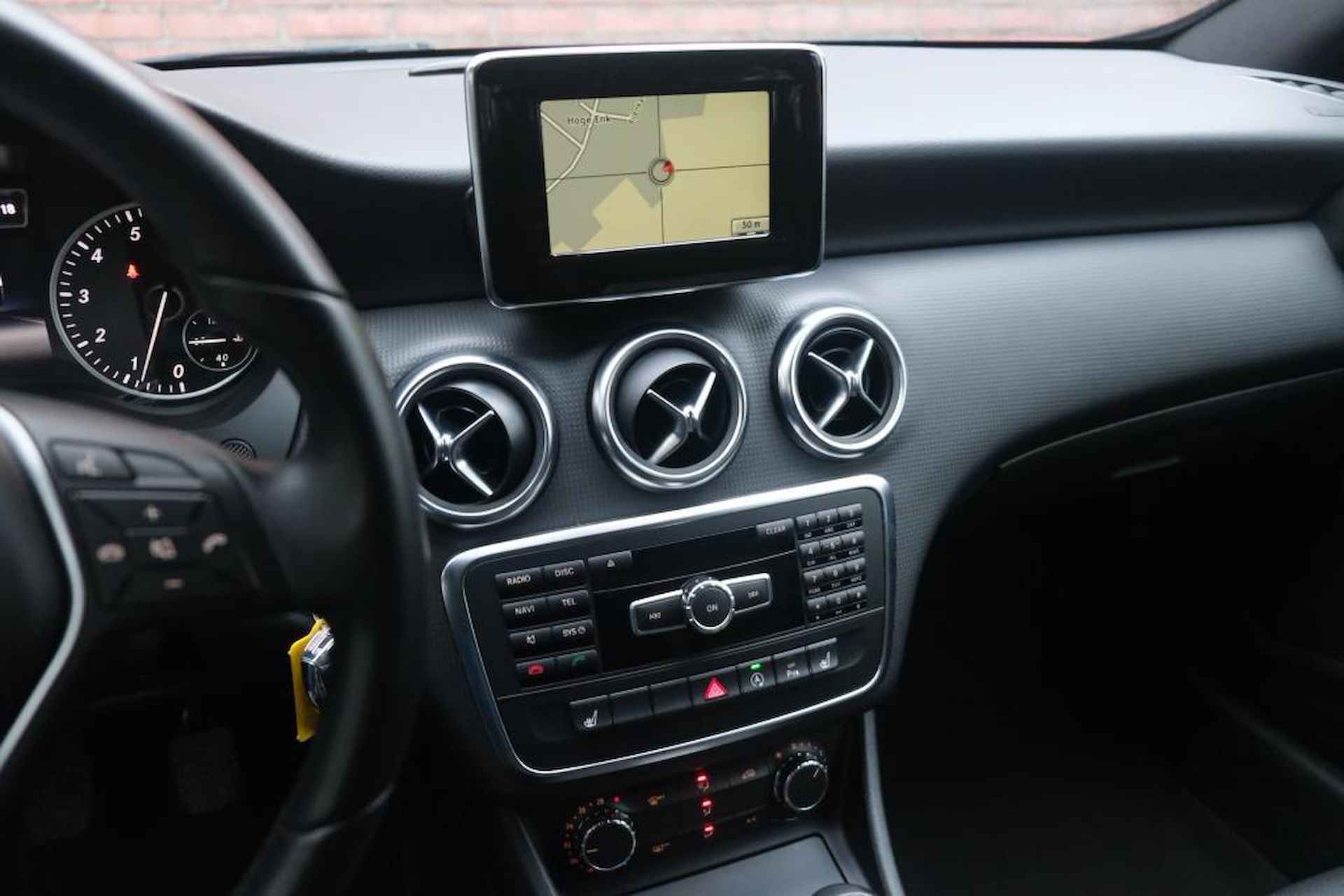 Mercedes-Benz A-klasse 180 122pk Ambition | Navi | Airco | Cruise | PDC | Stoelverwarming | 18" velgen - 11/29