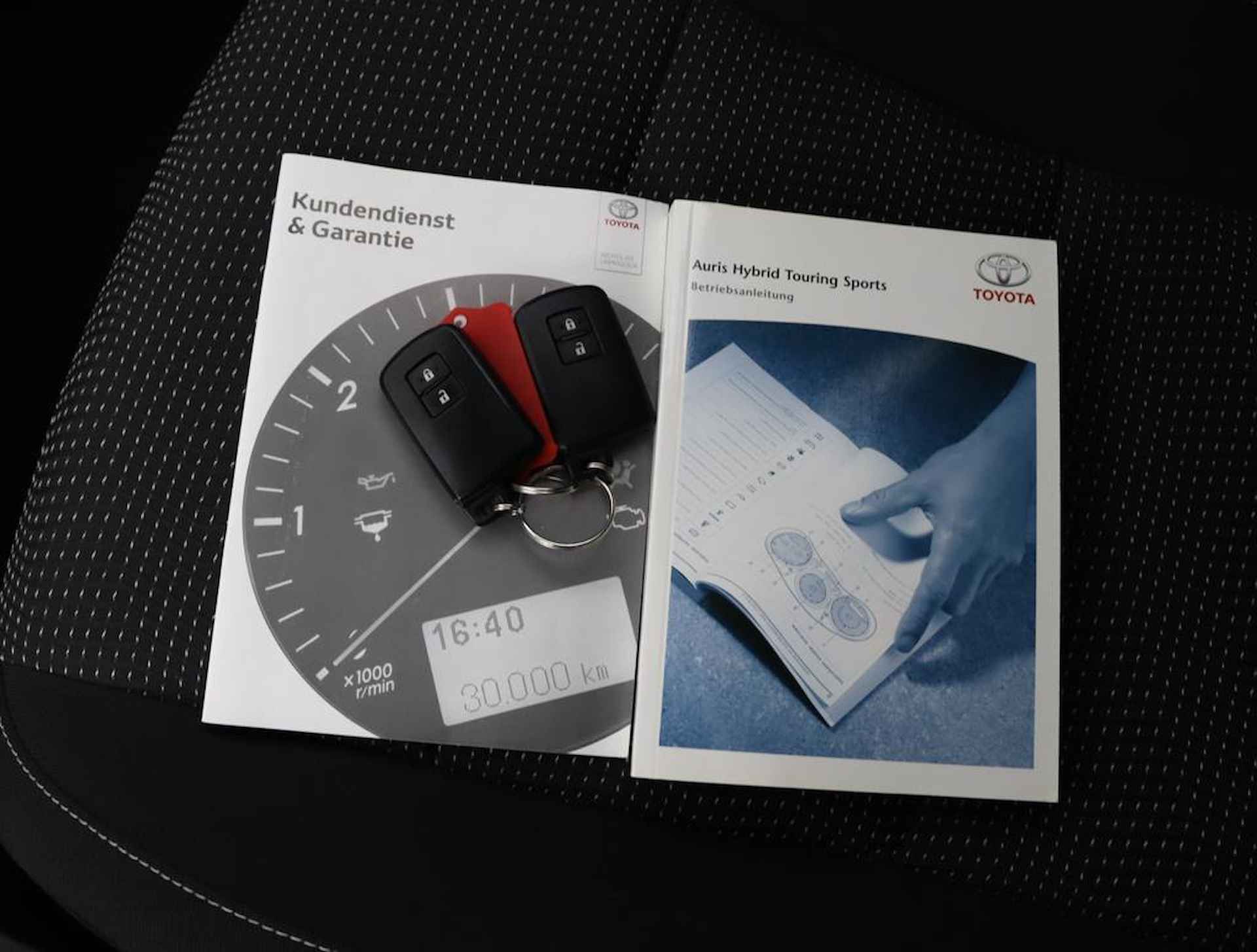 Toyota Auris Touring Sports 1.8 Hybrid | Panoramadak | Parelmoerlak | Parkeercamera | Privacyglass | - 11/50