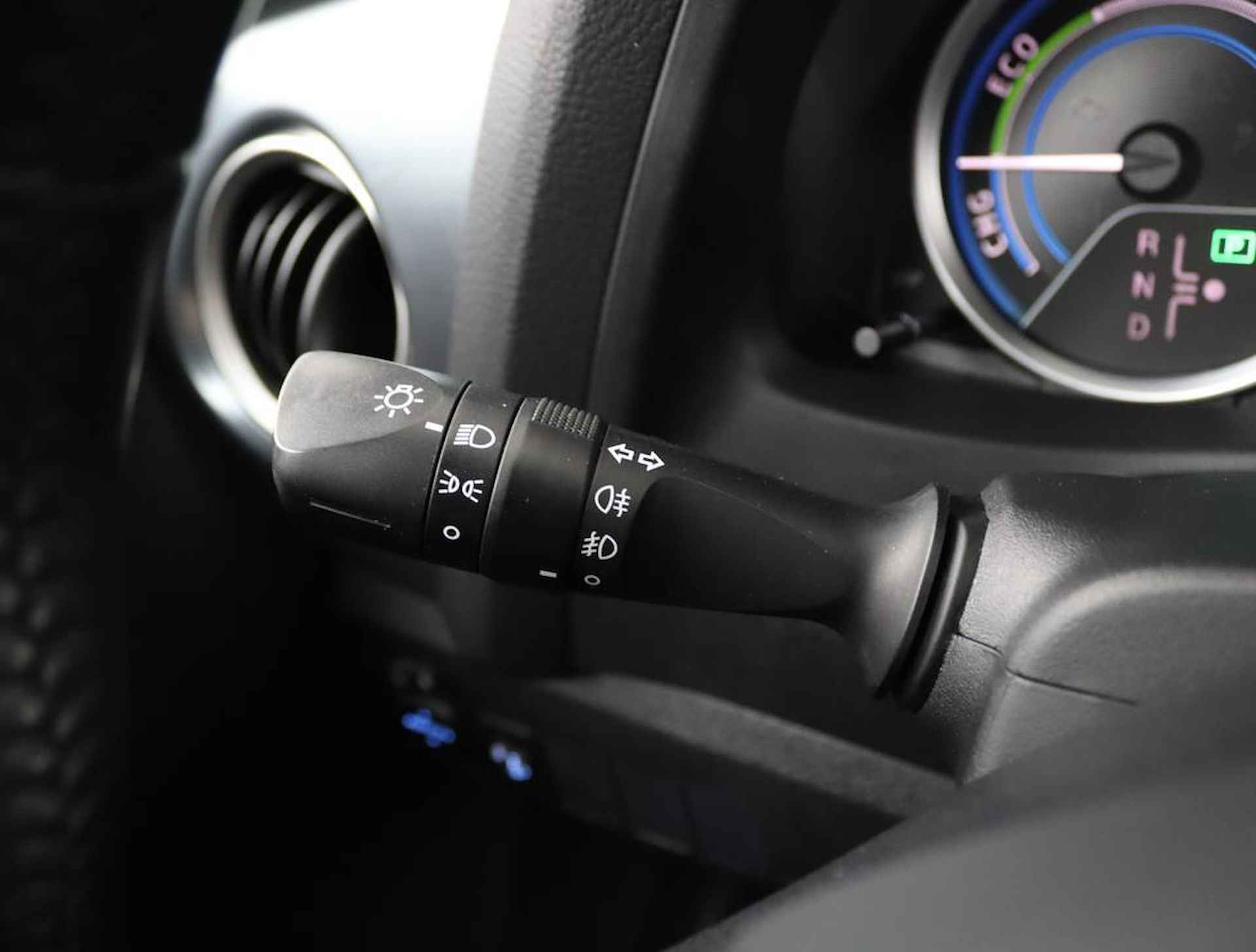 Toyota Auris Touring Sports 1.8 Hybrid | Panoramadak | Parelmoerlak | Parkeercamera | Privacyglass | - 29/50