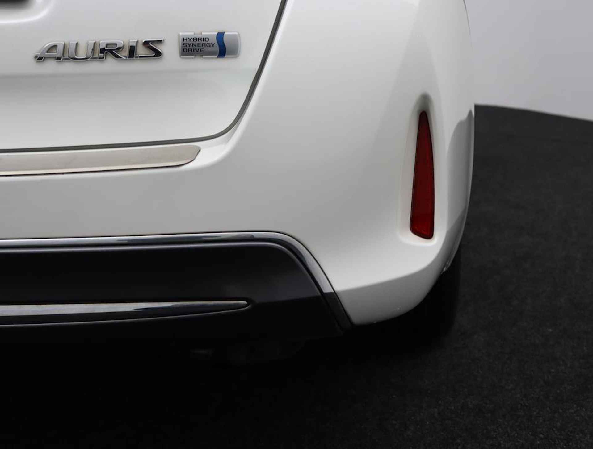Toyota Auris Touring Sports 1.8 Hybrid | Panoramadak | Parelmoerlak | Parkeercamera | Privacyglass | - 40/50