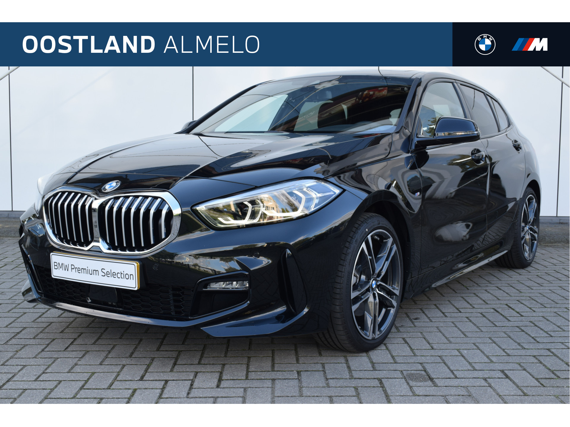 BMW 1-serie 118i High Executive M Sport Automaat / Panoramadak / Trekhaak / Sportstoelen / Stoelverwarming / LED / Parking Assistant / Live Cockpit Professional / Cruise Control