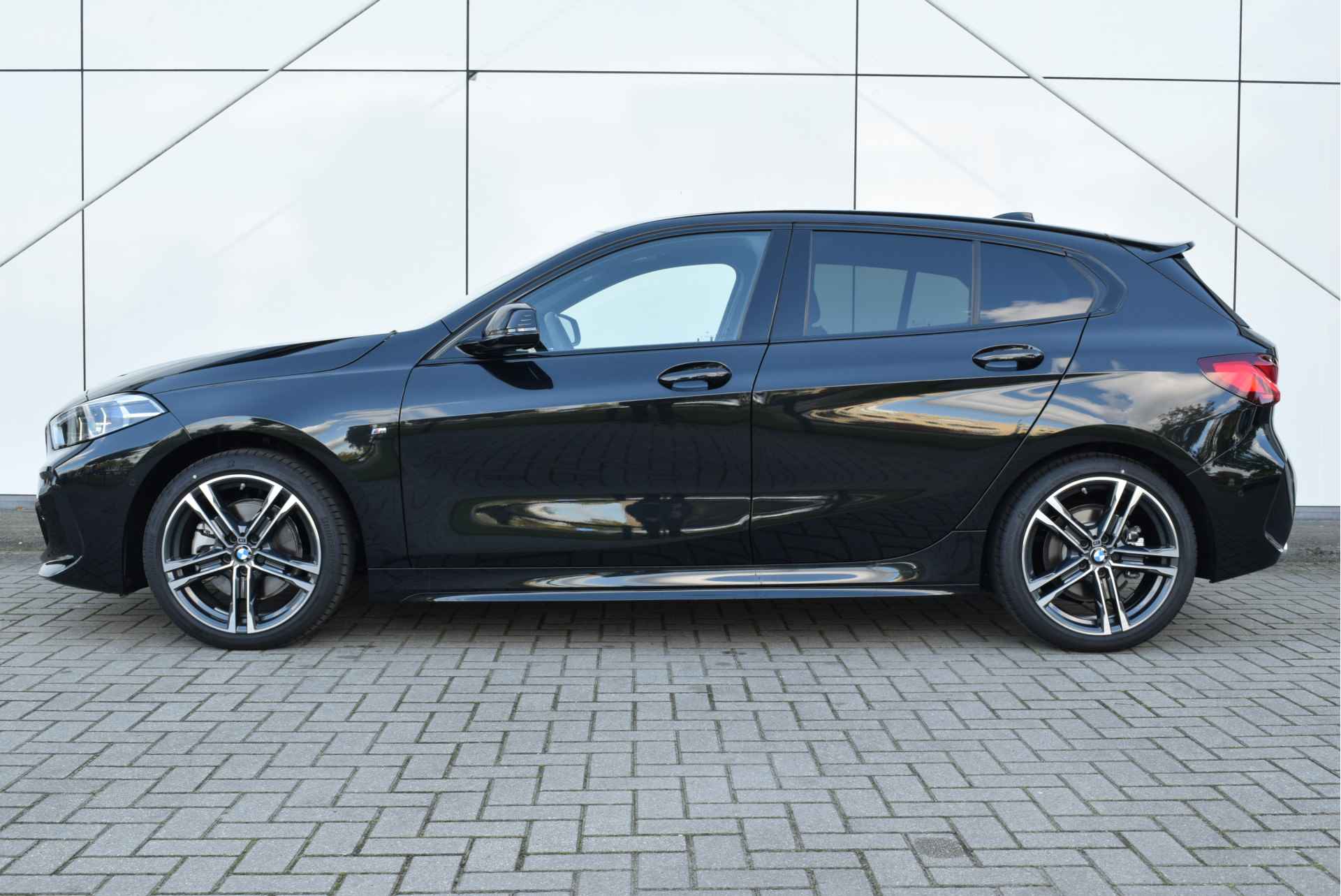 BMW 1-serie 118i High Executive M Sport Automaat / Panoramadak / Trekhaak / Sportstoelen / Stoelverwarming / LED / Parking Assistant / Live Cockpit Professional / Cruise Control - 3/26