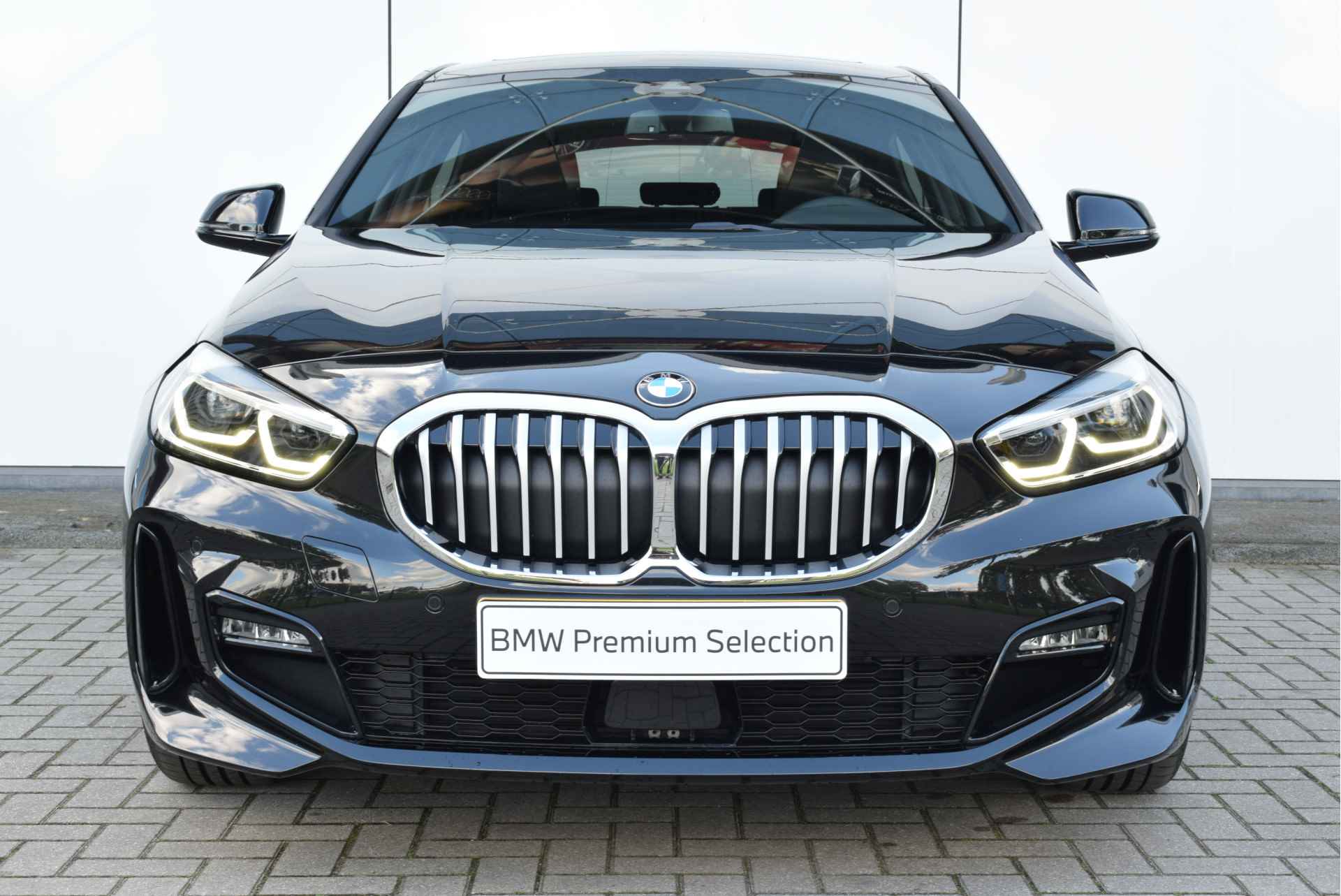 BMW 1-serie 118i High Executive M Sport Automaat / Panoramadak / Trekhaak / Sportstoelen / Stoelverwarming / LED / Parking Assistant / Live Cockpit Professional / Cruise Control - 8/26