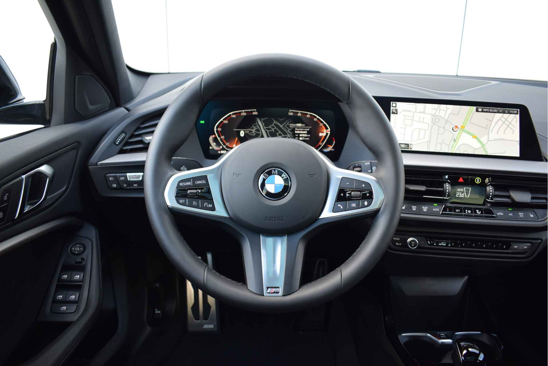 BMW 1-serie 118i High Executive M Sport Automaat / Panoramadak / Trekhaak / Sportstoelen / Stoelverwarming / LED / Parking Assistant / Live Cockpit Professional / Cruise Control - 15/26