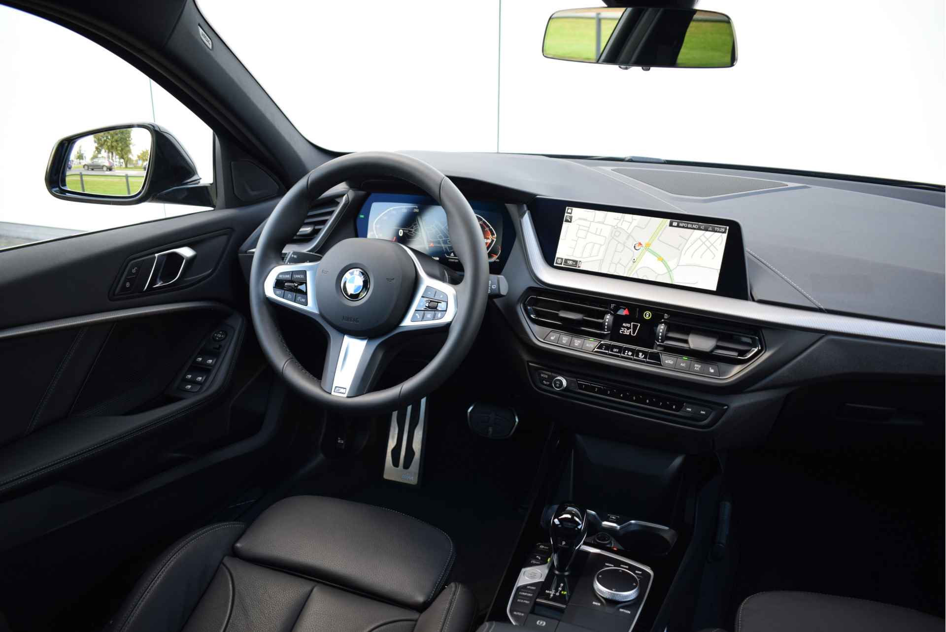 BMW 1-serie 118i High Executive M Sport Automaat / Panoramadak / Trekhaak / Sportstoelen / Stoelverwarming / LED / Parking Assistant / Live Cockpit Professional / Cruise Control - 16/26