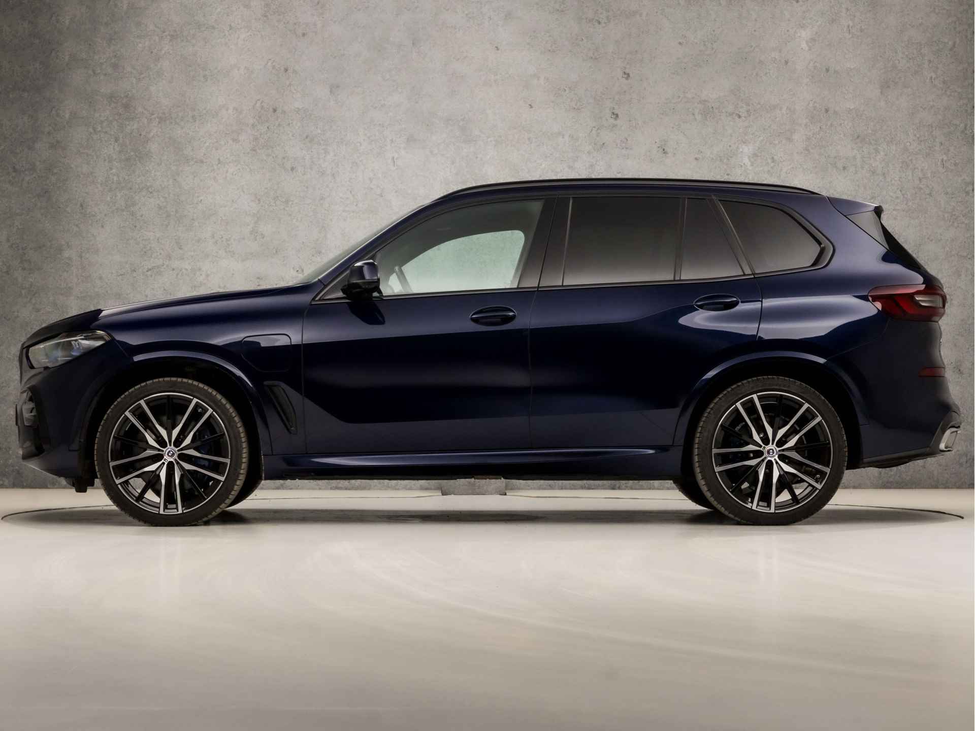 BMW X5 xDrive45e M Sport High Executive 395Pk Automaat (SKYLOUNGE PANORAMADAK, CARBON PAKKET, CRYSTAL PAKKET, TREKHAAK ELEKTRISCH, LUCHTVERING, HEAD-UP DISPLAY, LASER KOPLAMPEN, APPLE CARPLAY, HARMAN/KARDON, LEDER DASHBOARD, LASER) - 2/63